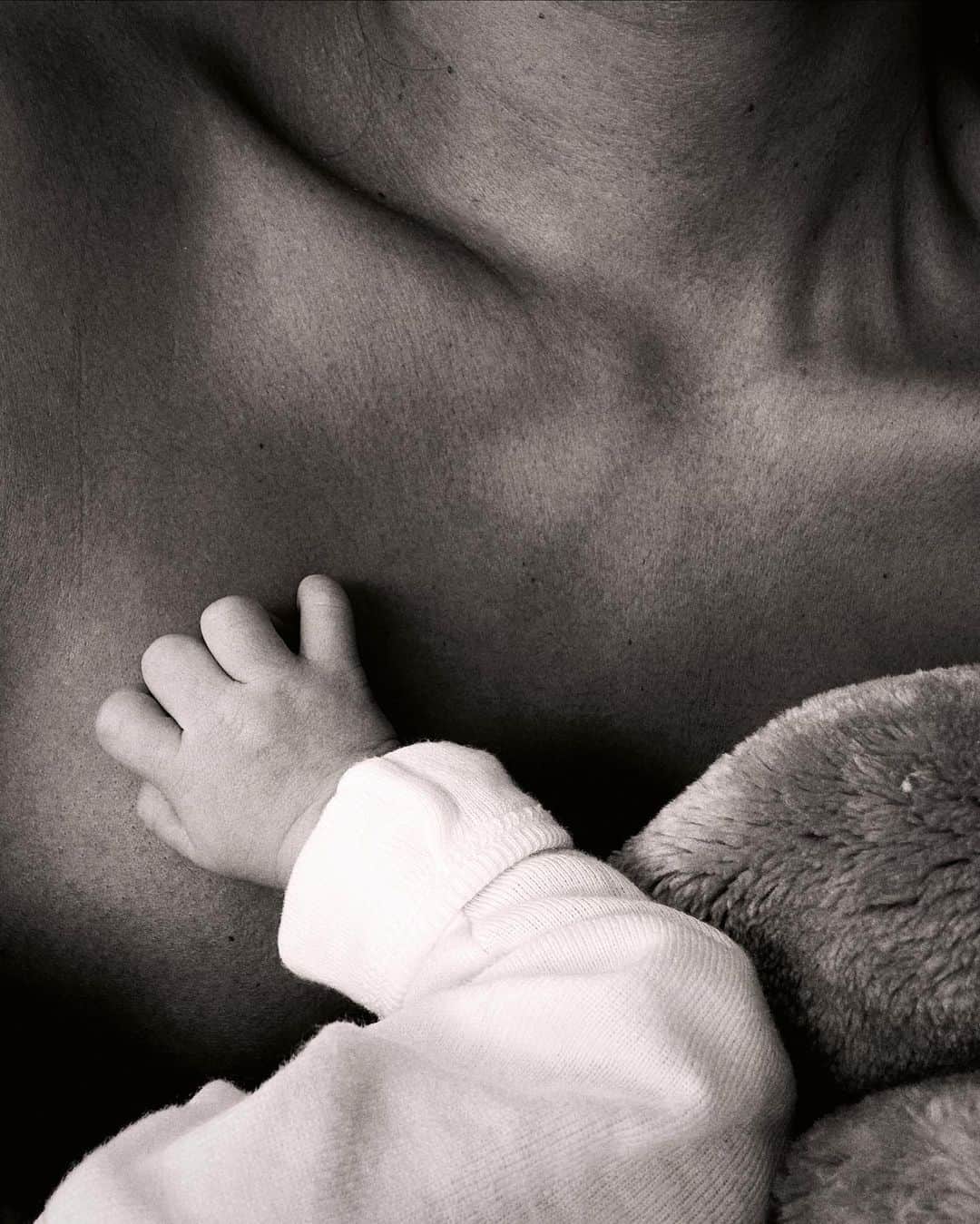 ジュリー・サリニャーナのインスタグラム：「I’m so in love with you Matisse. 🥹❤️ These little moments with you are everything.  #newborn」
