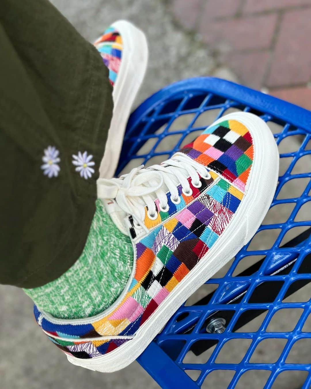 Mr. Tyのインスタグラム：「#kotd @vansvault Old Skool Vault LX.  I thought these were cool afar, but when I got up@close and saw that it was embroidered- RING ME UP!  #fotd My Sports Specialties inspired Mets from Sept. 2022. Black wool, green UV, white sweatband, flat embroidery, and slightly altered front logo colors like the OG.  #ijustlikeshoes #theshoegame #oldskool #vans #offthewall #vansoldskool #vansoriginal #vanscalifornia #underthepalms #strictlywaffles #teamfitted #thatfittedmean #stayfitted #59fifty #stash1250 #fittednation #neweracap #newera #5950 #59fifty fittedsnob #stayfitted #fittedfam #lovethefitted」