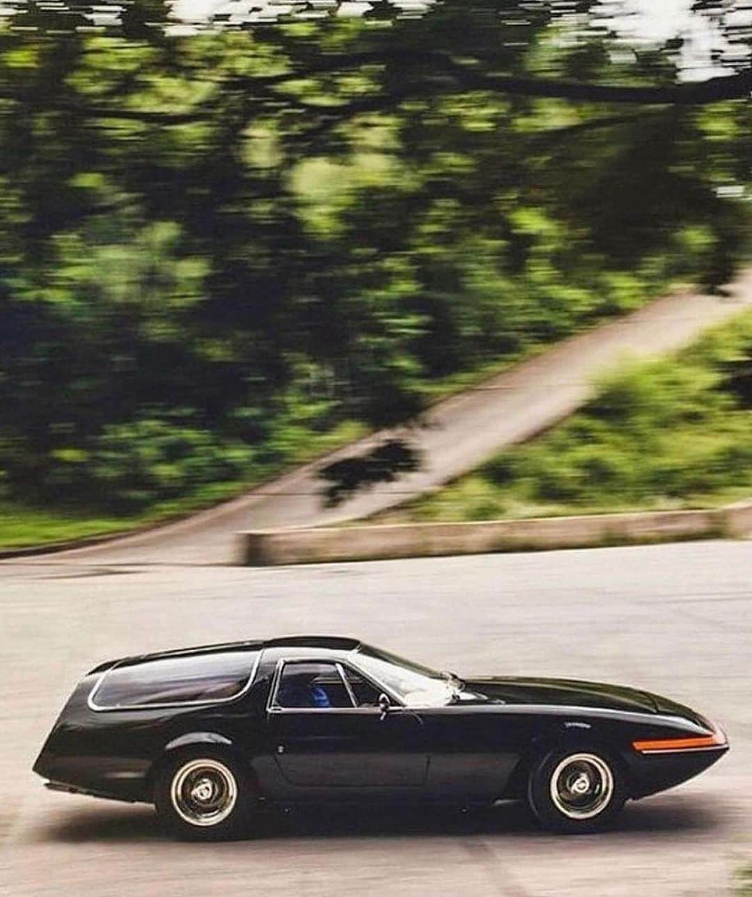 オリバーピープルズさんのインスタグラム写真 - (オリバーピープルズInstagram)「Art on wheels. 1972 Ferrari 365 GTB/4 'Daytona'. #OPInspiration Courtesy of @petrolicious.」5月17日 2時11分 - oliverpeoples