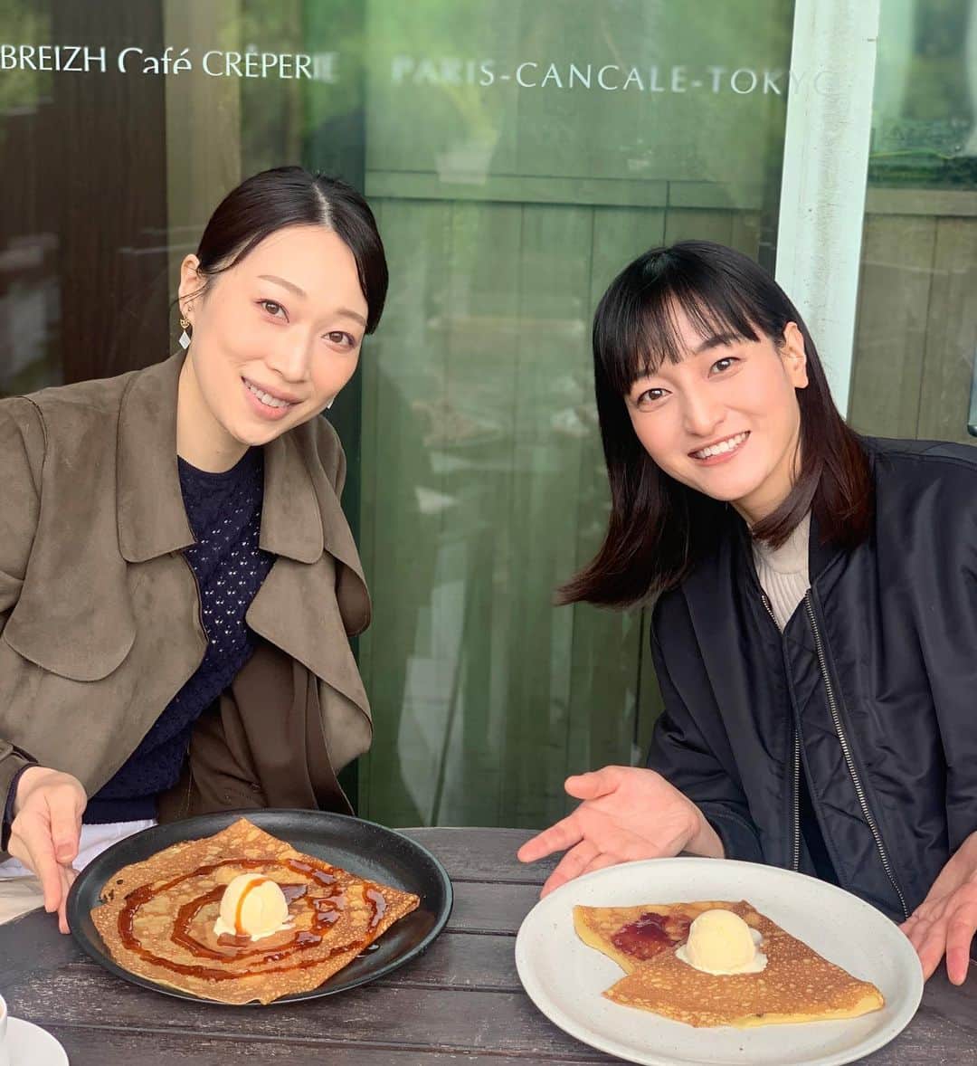 瑞羽奏都（水谷美月）のインスタグラム：「同期のぺっちゃんとlunch🍽️  私にとって眼福のぺっちゃんと、ぺっちゃんオススメのガレット&クレープのlunch✨ 少し前に別件で会う機会はあったけど、ゆっくり話せなかったので…その分も含めてゆっくりとテラス席で話し込んだ数時間☺️  ガレットが思ったより軽くて食べやすくて、デザートのクレープまでペロリと行けてしまいました😋クレープも食べるのいつぶりかしら…なんて言いながら☕️  これで、明日から1節間担当の桐生G2現場、頑張れる😤  #ランチ #lunch #ガレット #クレープ  #宝塚og #星組 ぺっちゃん#海隼人 @saorimahalo」