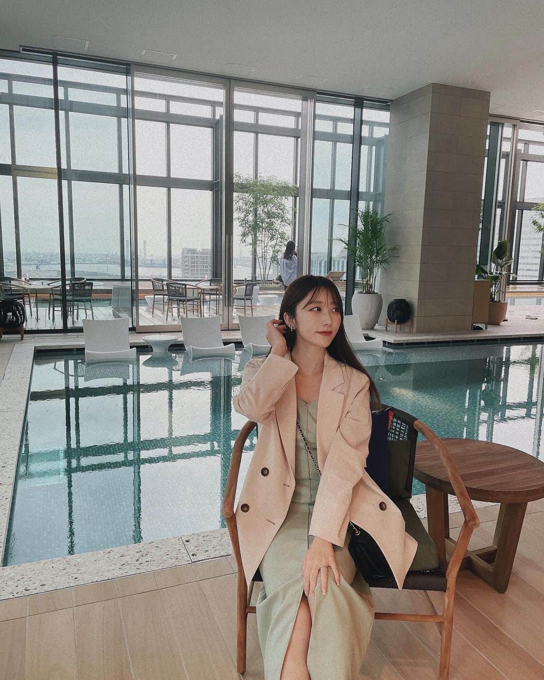 maari watanabe(まありん)のインスタグラム：「横浜みなとみらいに5月16日開業「三井ガーデンホテル横浜みなとみらいプレミア」に開業前にお泊まりしてきました✨  みなとみらいが一望できる客室は大迫力で感動…✨ さらに美容家電リファが使い放題のお部屋もあって、泊まりながら綺麗になれちゃう…💕シャワーヘッドもリファでした！ プールやテラスなどくつろげるスペースが盛りだくさんで、おこもりステイも堪能できる！夜景も最高✨  朝食ブュッフェもとても豪華で幸せでした…💕  みなとみらい駅から徒歩5分の立地なので、カフェやデパートも近くにあるのが嬉しい✨プラプラ観光できちゃう！  bluebottlecoffeeでドリンクをテイクアウトして散歩を楽しみました☕️🚶‍♀️  記憶に残る素敵なホテルです✨ .*⑅︎୨୧┈︎┈︎┈︎┈︎┈︎┈︎┈┈︎┈︎┈︎┈︎┈︎୨୧⑅︎* .  @mitsuigardenhotels  〒220-0012 神奈川県横浜市西区みなとみらい3-3-3 みなとみらい駅から徒歩5分  #三井ガーデンホテル #三井ガーデンホテル横浜みなとみらいプレミア #mitsuigardenhotel  #東京女子部 #横浜観光 #みなとみらいホテル #横浜ホテル   @tokyo_joshibu」