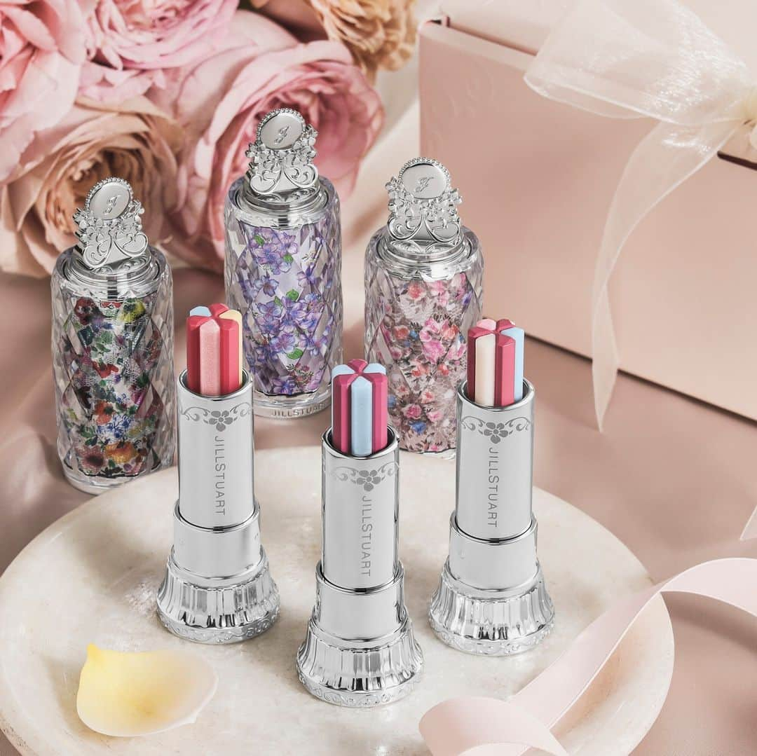 JILLSTUART BEAUTYのインスタグラム：「JILL STUART The Sweetest Birthday Wishes Limited Items 〜Bloom Lip Candy〜 5月19日(金)より発売 《予約受付中》  大切なあの人へ花束を贈るように、 特別なお誕生日を彩る花形のリップスティック。  ■ブルーム リップ キャンディ 誕生花からなる祝福の花束をモチーフに成型した 多色リップスティック。 移り変わる誕生花に合わせて毎月限定登場します。  06 hydrangea teardrop 6月誕生花：アジサイ 花言葉：神秘的  ■ブルーム リップ キャンディ　ブリスフルブーケ 祝福の花束をモチーフに成型した4色のリップスティック。 1年を通じてご購入いただけます。  101 pure blissful bouquet （全国の JILL STUART Beauty 各店舗・百貨店等のオンライン限定品※メイクアイテム未取扱店舗・公式オンラインショップを除く） 幸せを祝うピュアな思いを花々にのせたチェリーレッド  102 sensual blissful bouquet （公式オンラインショップ限定品） 優美な雰囲気のある花束をイメージしたローズピンク  ※公式オンラインショップでは予約完売している場合がございます。 5月19日(金)の発売をお待ちください。  #jillstuart #jillstuartbeauty #ジルスチュアート #リップ #リップスティック #ブルームリップキャンディ #誕生花 #アジサイ #紫陽花 #花言葉 #ギフト」