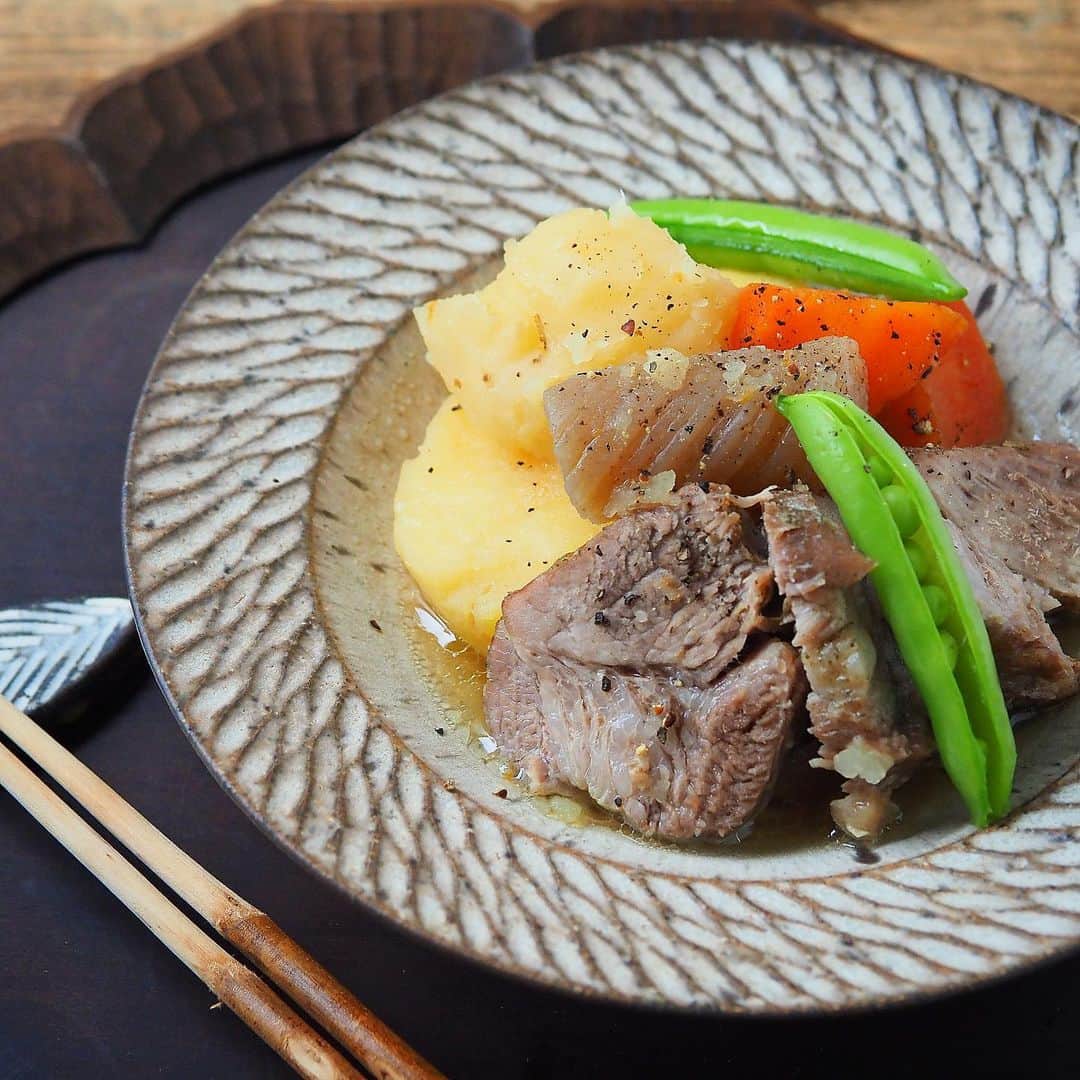 コウタ ＆ *Ryo*さんのインスタグラム写真 - (コウタ ＆ *Ryo*Instagram)「・ 2023.5.16 Tue  ただいま🔥 Ryoです。  ・  温度差よ😥  ・  ・  今日はお弁当にもぴったりのアルペンザルツレシピを。  @alpensalz_jp   ・  『ごちそう塩肉じゃが』  ハーブ入りのアルペンザルツを肉に揉み込んでるので トッピングの粗挽き胡椒と良く合います。  キリっと冷やした白ワインと合わせても◎  もちろん冷めても美味しいのでお弁当にも是非😋🍴🍱♬*  ・  ＊＊＊＊＊＊＊＊＊＊  『ごちそう塩肉じゃが』  【調理時間】約30分（加圧時間含む）  【材料】 豚肩ロース塊肉・・・300ｇ前後 じゃがいも（中）・・・4個 玉ねぎ・・・1個 人参・・・1/2個 お好きな蒟蒻・・・150ｇ 緑の野菜（隠元、グリンピースなど）・・・適量 ハーブ入り アルペンザルツ・・・小さじ1杯 A水・・・300cc A白出汁・・・大さじ1杯 A砂糖・・大さじ1杯 Aアルペンザルツ・・・小さじ1/2杯 粗挽き胡椒・・・適量 油・・・適量  【作り方】 1⃣、豚塊肉にハーブ入りアルペンザルツを良く揉み込み10分放置する。 じゃがいもは食べやすい大きさに切り水にさらす。 人参、玉ねぎもタネやすい大きさに切る。 蒟蒻は一度茹でてあく抜きし食べやすい大きさに切る。 グリンピースなどの緑の野菜は塩ゆでする。  2️⃣、圧力鍋に油を敷き豚肉の全面に焼き色が付くように転がしながら焼き付ける。  3⃣、2️⃣にAを全て入れ20分加圧する。  4️⃣、圧力鍋のピンが下がったら豚肉を取り出し食べやすい大きさに切る。  5️⃣、皿の盛り付け緑の野菜、粗挽き胡椒をトッピングして出来上がり。  ＊＊＊＊＊＊＊＊＊＊  ・  👩‍🍳ポイント👩‍🍳  豚塊肉を使うことでごちそう感がUPします。 圧力鍋で柔らかく仕上がってますので 塊のまま盛り付けテーブルで取り分けるのも楽しいです。  ・  PR #アルペンザルツ  #美味しい塩  #アルペンザルツの塩 #素材を活かす  #わっぱdeレシピ #わっぱdeレシピごちそう塩肉じゃが  #わっぱdeごはん #おうちごはん #おうちカフェ #エルグルメ #ロカリ #マカロニメイト #フーディーテーブル #おうちごはんlover #レシピ  #肉じゃが #塩肉じゃが #recipe  #wappadegohann #Japanesefood #lin_stagrammer #igersjp #iegohanphoto #delimia #飯盒 #도시락 #집밥」5月16日 17時18分 - wappadegohann