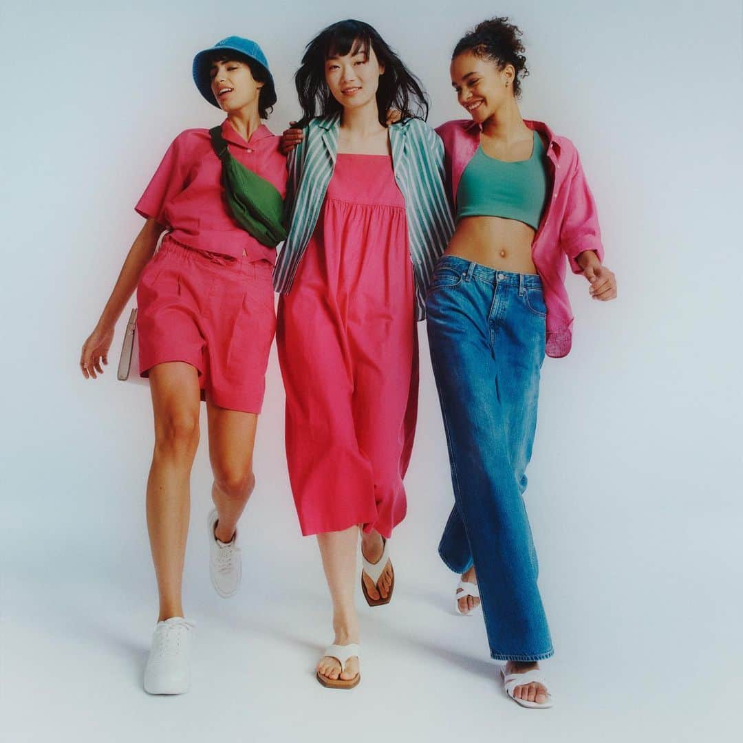 のインスタグラム：「Linen Collection. Airy, elegant, and comfortable, linen is a heritage natural fabric. Linen is the essential canvas for an elevated, warm-weather wardrobe.  455752 Women linen blend S/S shirt 456208 Women linen cotton shorts 458284 Women linen blend striped open collar S/S shirt 457464 Women linen blend gathered camisole dress 455749 Women premium linen L/S shirt 455957 Men premium linen L/S shirt  #UniqloEssentials #UNIQLO #LifeWear  *The product availability differs among regions. Please check your regional account or website.」