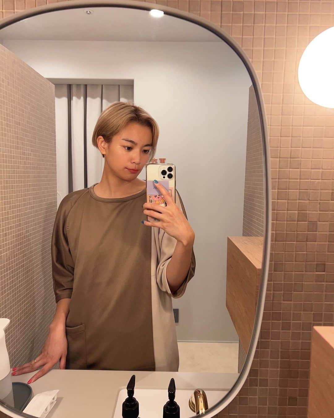 平アスカのインスタグラム：「じぶんの体のことを知るために　@creagetokyo_ld で#YOU健診 を受けてきました。 子宮、卵巣、大腸、乳房の検査なんだけど、、、 受けていた方がいいって分かっていてもなかなか自分で行くことがなかったので こうやってまとめて診てもらうことができて本当によかった、、 . スタッフさんは女性だけだし、院内もすごく綺麗で安心☺️ . マンモグラフィーも超音波での乳房の検査もできたしすごくいい機会でした。 . 結果は3、4週間後みたいなので検査などが必要な場合はしっかり診てもらおうと思います。 . . なにかきっかけが無いとこういうのって行動に移しにくいと思うんだけど、 何か気になる方はもちろん、そうで無い方もぜひ健診に行ってみてください。 #クレアージュ東京レディースドッククリニック #YOU健診 #婦人科検診 #レディースドック #健康診断」
