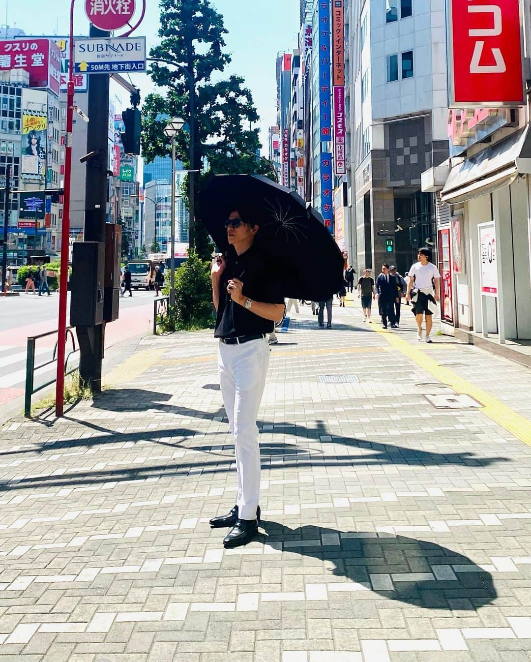 青木源太さんのインスタグラム写真 - (青木源太Instagram)「夏日、新宿、UVケア。  というわけで、降り注ぐ紫外線は5月から7月にかけてピークを迎えます。しかも5月はかなりの量が降り注いでいるのにも関わらず、まだまだ気温が上がらないため、対策が疎かになりがちなので要注意。  「サラリーマン美容」を提唱する僕のオススメはBBクリーム。BBクリームは朝出勤前に肌に塗るだけ。これだけで肌がワントーン明るくなる上、日焼け止め成分が入っているものを選べばUVケアもできて一石二鳥です。  加えて僕の場合は、晴雨兼用の折り畳み傘も常に持ち歩いています。最近は日傘をさす男性も増えてきましたねー。  皆さん、紫外線対策をバッチリにして、これからの季節を乗り切りましょう。  #男性美容#日焼け対策#UVケア#サラリーマン美容」5月16日 17時25分 - aoki.genta