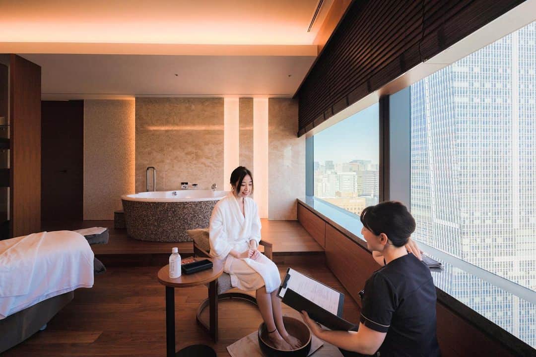 ホテルオークラ東京 Hotel Okura Tokyoさんのインスタグラム写真 - (ホテルオークラ東京 Hotel Okura TokyoInstagram)「Spa Trearment at Spa Suite💆‍♀️ ご褒美に自分ケアを✨  The first in Japan to provide naturally derived spa treatment of “ANNAYAKE” that embodies the fusion of Japanese and Western styles. This treatment menu is aimed at providing refreshment for busy modern people and providing total care.  Five different facial and body courses are available, based on the philosophy of the “Five Elements”, an ancient Eastern philosophy that everything is made up of five elements: Wood, Fire, Earth, Metal, and Water. Also we were selected as the “Top Spa of Japan” at the Crystal Award 2022, which decides the top spas in Japan. You can enjoy facial and body treatment courses that are based on the five elements that create everything: wood, fire, earth, metal and water.   ⽇本初上陸、和と洋の融合を具現化する「ANNAYAKE」の天然由来のスパトリートメント。2022年9月には、日本のトップスパを決める「クリスタルアワード2022」において、Okura Fitness ＆ SpaがTOP SPA of Japanに選出されました。 忙しい現代⼈がリフレッシュし、⼼⾝のトータルケアを⽬的とし、古代からの東洋に伝わる自然哲学「五行思想」をもとに、万物を創りだす木・火・土・金・水の五元素になぞらえたフェイシャルとボディの5つのトリートメントコースをお愉しみいただけます。  Okura Fitness & Spa  The Okura Prestige Tower 27F オークラ フィットネス＆スパ オークラ プレステージタワー 27階  #スパ #マッサージ #エステ #スパスイート #自分磨き  #美容  #東京スパ #東京ホテル #東京エステ #theokuratokyo #オークラ東京 #ホテル  #spa #luxuryspa #tokyospa #okura #hotel #tokyohotel  #lhw #lhwtraveler #uncommontravel #东京 #酒店 #도쿄 #호텔 #일본 #ญี่ปุ่น #โตเกียว #โรงแรม #japon」5月16日 17時30分 - theokuratokyo