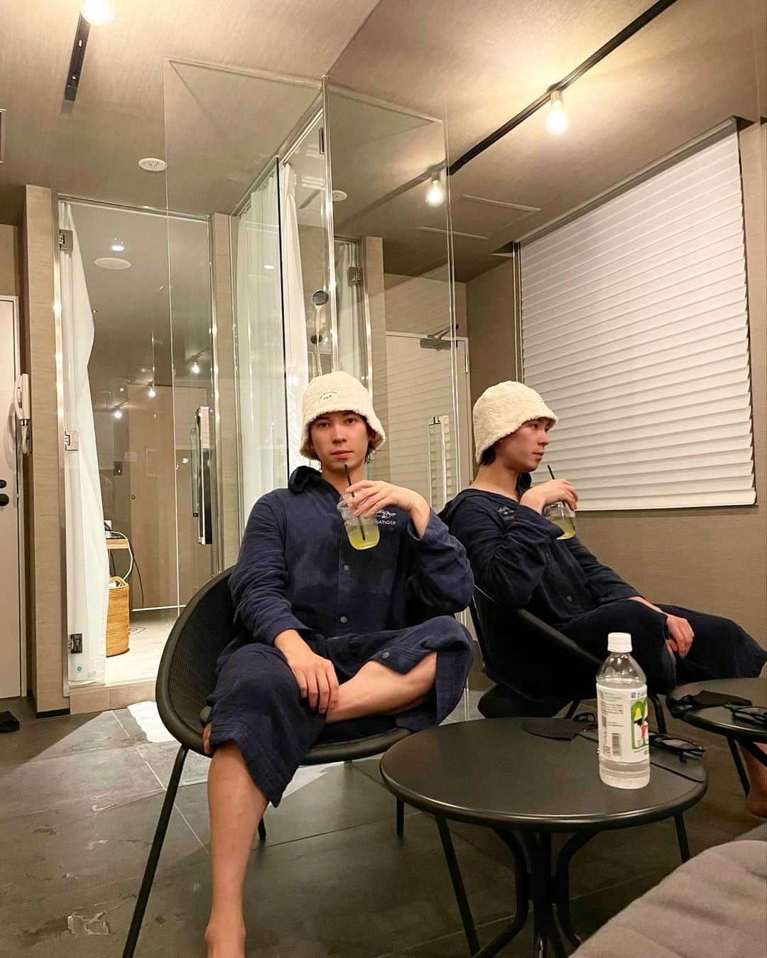 榿澤涼太のインスタグラム：「. 赤坂にあるサウナタイガー行ってきた🧖‍♂️  個室サウナでも風呂（しかも檜風呂）があるのが最高だったし、造りやアメニティも細部までこだわりがみえてかなり良かった。 ペントハウスには日焼けマシンもある笑 あがった後に食べたご飯たちも最高で文句なし◎  あと何より良かったことは、、、 スタッフのみなさまがとても親切で優しかった✨  1番大事😌🌿  @_saunatiger_   #赤坂 #サウナタイガー #サウナ #サ飯 #サ活」