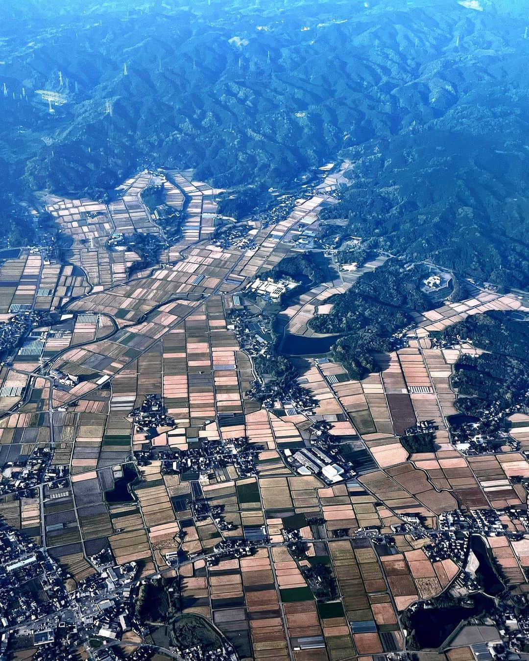 西原さおりさんのインスタグラム写真 - (西原さおりInstagram)「空の写真  怖がりなのに上空からの眺めが見たくて、いつも窓側に座ってます  今回は真下に見える畑？田んぼ？が綺麗だなぁと感動して1枚撮ってみました  福岡空港の展望デッキは人気なんですよ 時間があればたいていここに出て飛行機を眺めてます✈️  #福岡空港 #空からの景色 #展望デッキ #空 #飛行機  #小旅行 #楽しかった  友人や親戚にも会えました #天草 にも行ったよ #まだまだたくさんでかけるよ 😊 #西原さおり #ナレーター #声優 です」5月16日 17時30分 - saolio
