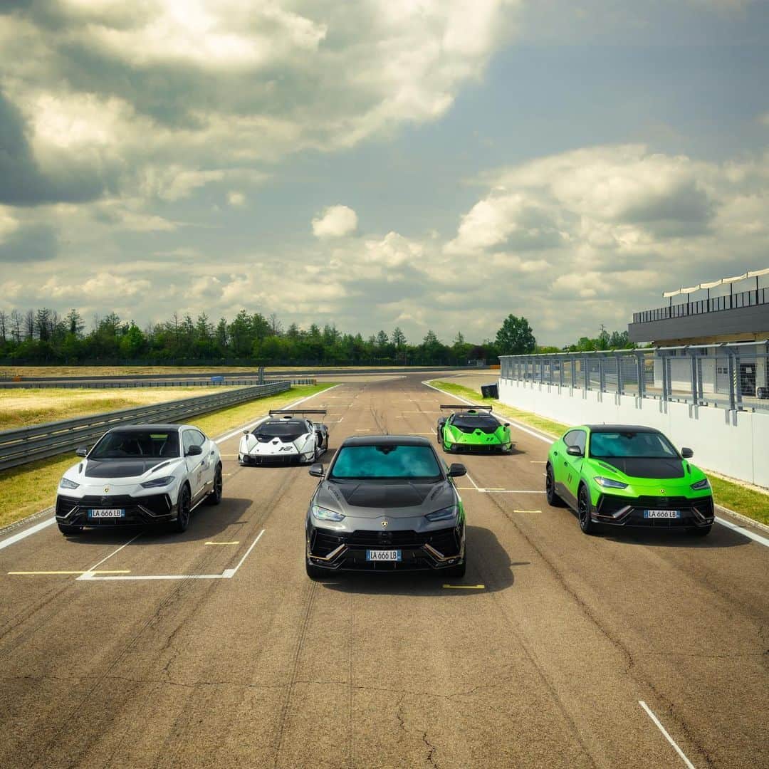 ランボルギーニのインスタグラム：「Bar raisers, let’s go even more exclusive.  Time to introduce you to our brand-new Urus Performante Special Edition, dedicated to the Essenza SCV12 and reserved exclusively for owners of the track-only hypercar produced in 40 units only. A creation that was a joint effort between us and Lamborghini Squadra Corse, overseen by our Ad Personam department.  What word would you use to describe it?    #Lamborghini #UrusPerformante #EssenzaSCV12 #DrivingHumansBeyond  __  Urus Performante: fuel consumption combined: 14,1 l/100km (WLTP); CO2-emissions combined: 320 g/km (WLTP)」