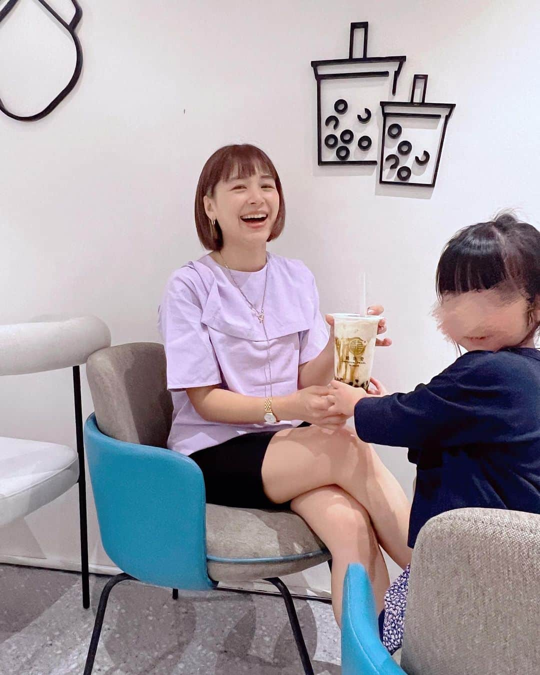 石井あみさんのインスタグラム写真 - (石井あみInstagram)「𓊆I'm back in Cebu  𓊇  つつつついにーーーー コロナ禍で戻ってきていた日本に 別れをつげ、 セブ島に戻ってきました。  失われた3年ではありますが 福岡での2年間や、 東京での生活も充実してた。  子どもたちは振り回す形になっちゃったけど、彼女たちなりに 楽しみ、乗り越えようとしてくれています。  まずはタピオカで乾杯！(笑)  タピオカと言えば… 先日、 知り合い伝いに出逢ったママさんに、 「石井あみさんて、あのタピオカ投稿多めのblog のあみさんですか？」 という何とも恥ずかしい身バレの 仕方をした次第でございます。  私＝タピオカの人🧋 いやいや、しっかりセブ島留学、 セブ島の良さを拡めさせて下さいw  🧋🧋🧋🧋🧋 やっぱ美味しかった。 日本にいた時はほとんど飲まなかったのに！ どこにでもあるよーーー。 しかもまだ安いよー。 Lsizeも300円ちょっとです。  デリバリーも1杯からきて くれます。←これが危険🐷  #cebu#dragonpearl #セブ島#セブ島留学#セブ島移住」5月16日 17時33分 - ami_cebuyolo