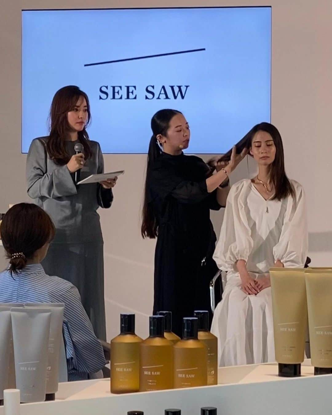 林みなほのインスタグラム：「タカラベルモント株式会社 "SEE SAWリブランディング発表会"司会進行させて頂きました✨  リブランディングされたのは、 @seesaw_lebel のジャンプトリートメント3種と、アウトバスはオイル2種とミルク1種。  イベントでは、実際に開発者の方のお話を伺い、最新テクノロジーによる研究結果や効果を聞いて、司会をしながらも、へえ〜😳と目から鱗でした。 傷みや黄ばによる嫌なギラつきを抑えて、光を味方につけて、透明感ある艶やかな髪の毛に魅せてくれたり、まとまるけれど、決して重たくなく、軽やかに揺れ動き、風になびく髪に導いてくれる製品ラインナップ、私も虜になりました。  お悩み別だったり、タイプ別だったり、その日のコンディションに合わせて種類を選べるのも嬉しいところ。  パッケージも洗練されたデザインなって、お風呂場に並べていてもインテリアを邪魔することなくテンションがあがるし、ジェンダーレスにギフトとしてもおすすめ❤️  また、別途みどさんと受けたインタビュー記事も上がるので、改めてご紹介させてください✨✨  ご来場頂きました皆様、 ありがとうございましたー＾＾  #seesaw#タカラベルモント#みどへあめいく @seesaw_lebel @xxmido_txx @beautycity_tb」