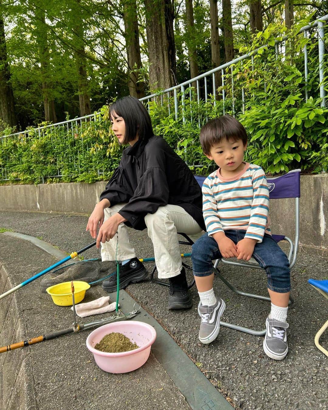阪本智子さんのインスタグラム写真 - (阪本智子Instagram)「🎣♡  釣り堀にきたけど、、  すぐには釣れなくてあおくんが飽きてる写真😂笑  35分ほどやってモロコを釣ったんだけど、家族みんなランチに行ってて誰にも見てもらえなかったな🙃笑  2歳児の釣りテンションを保つのはなかなか難しいですね😅  #2歳男の子 #2歳差育児 #2歳差兄弟 #兄弟ママ #阪本智子」5月16日 17時34分 - tomoko_sakamoto423