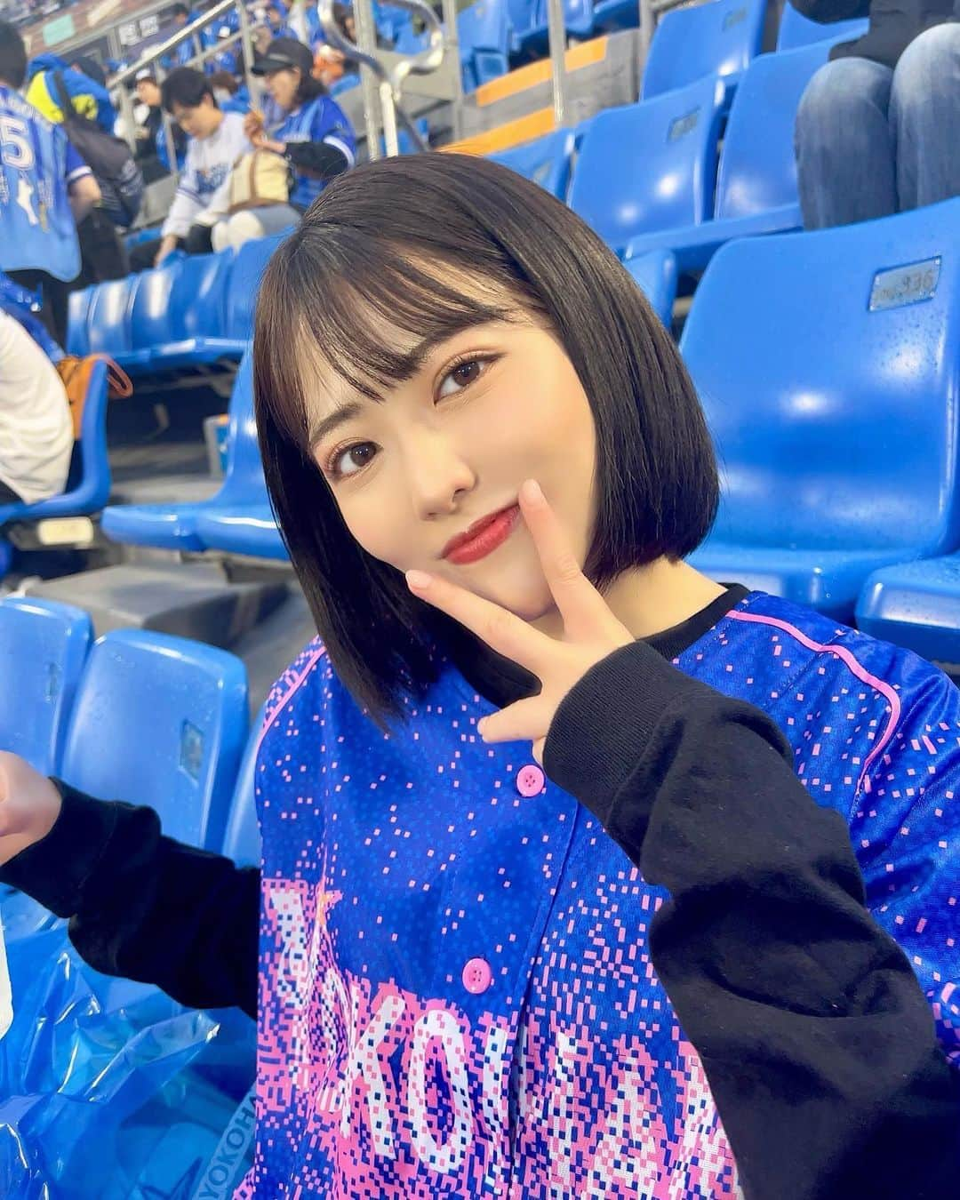 宮瀬彩加さんのインスタグラム写真 - (宮瀬彩加Instagram)「⚾️ 先日、横浜DeNAベイスターズ様にご招待頂き 特別にユニフォームをお借りして 横浜スタジアムのホームゲームを観戦しました！  可愛いユニフォームが着られて よりテンションあがりました💙💗  白熱した試合と合間のパフォーマンスも充実していて最高🥰 久しぶりに現地で観戦できて すっごく楽しかったです！⚾️  5月19日〜21日までの期間は「YOKOHAMA GIRLS ☆FESTIVAL2023」という 女性ファンを対象にしたイベントが開催していて、 来場した女性全員に このスペシャルユニフォームが貰えるみたい！😳✨  スペシャルユニフォームを着て試合を応援出来たり、 女性が楽しめる催しが盛り沢山！  ぜひこの機会に「ハマスタデビュー」 してみてください☺︎  友達とでも、デートでもいいね！！ 写真もいっぱい撮れて楽しいよ🫶  #baystars #ガルフェス #MyFirstHAMASTA #PR」5月16日 17時34分 - ayaka_miyase