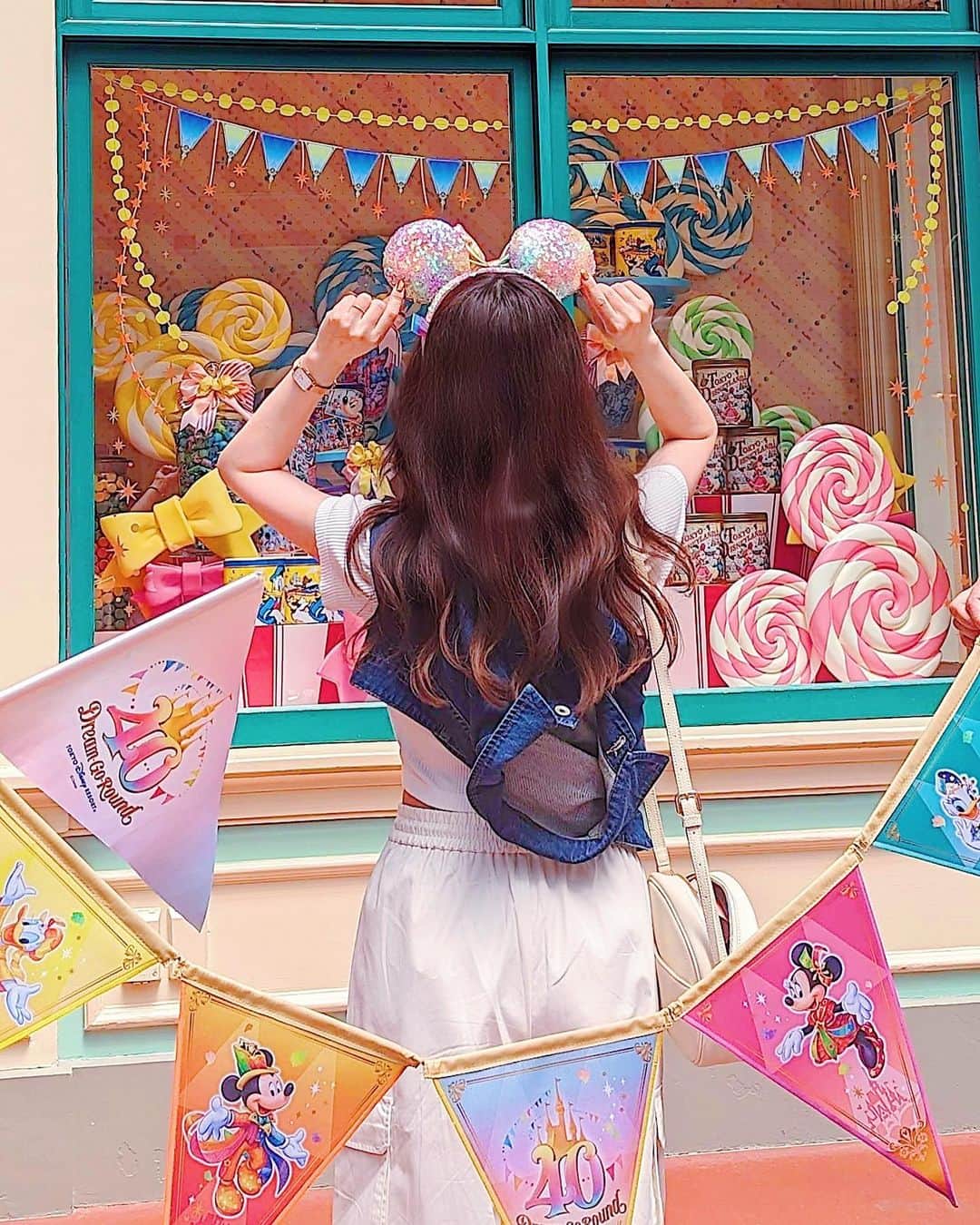 野田華子さんのインスタグラム写真 - (野田華子Instagram)「Tokyo Disneyresort 40th🐭🏰🎈✨  最高の時期に行けました🌈 ショーパレガチ勢の @12maripika31 は 初見のショーやパレードだと必ず泣くので それを見るのも密かな楽しみです。笑 (人の推し活をさらに見て楽しむ。)  40周年のパステルカラーモチーフのグッズが ツボすぎるし、 今回スペシャルメニューのフードがどれも美味しそう。網羅したい・・・。  ５月の時点でパレード中直射が暑すぎたので これから行く方熱中症対策お忘れなく✊  #tdl #ディズニーコーデ #ディズニー40周年  #ディズニーパレード #エレクトリカルパレード」5月16日 17時35分 - noda.hanako