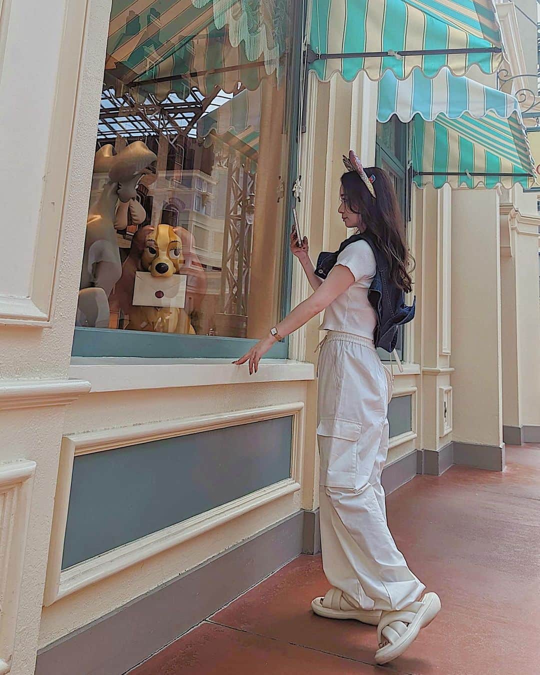 野田華子さんのインスタグラム写真 - (野田華子Instagram)「Tokyo Disneyresort 40th🐭🏰🎈✨  最高の時期に行けました🌈 ショーパレガチ勢の @12maripika31 は 初見のショーやパレードだと必ず泣くので それを見るのも密かな楽しみです。笑 (人の推し活をさらに見て楽しむ。)  40周年のパステルカラーモチーフのグッズが ツボすぎるし、 今回スペシャルメニューのフードがどれも美味しそう。網羅したい・・・。  ５月の時点でパレード中直射が暑すぎたので これから行く方熱中症対策お忘れなく✊  #tdl #ディズニーコーデ #ディズニー40周年  #ディズニーパレード #エレクトリカルパレード」5月16日 17時35分 - noda.hanako