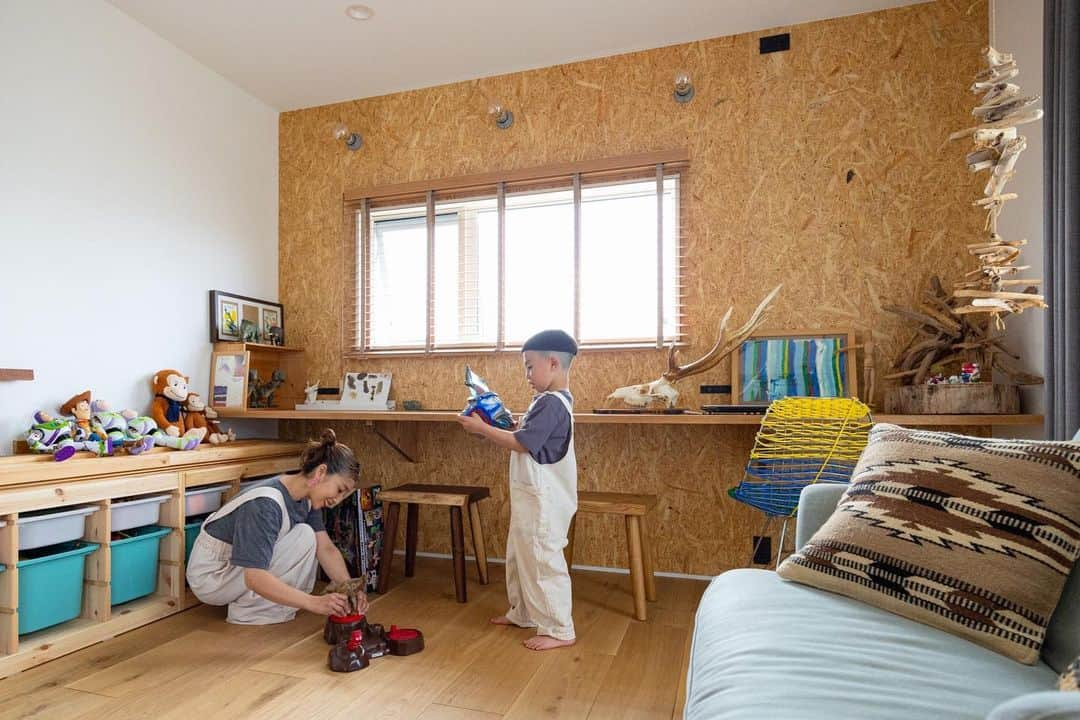 iroha_craftさんのインスタグラム写真 - (iroha_craftInstagram)「. . 【イロハクラフトSTANDARD 美容室併用住宅オープンハウスのお知らせ】  来週末の5月28日(sun)、甲府市上曽根町にて、美容室併用住宅の予約制オープンハウスを開催します！  @iroha_craft_standard Plusにさらに美容室をプラスしたオリジナルプランです。お家でお店や事務所をしたい！とお考えの方にはぜひオススメです。  美容室 @hieka_hair さんは先日5月10日、遂にオープンしました。今回はオーナーのご厚意により、オープン後の美容室も内覧させて下さいます！  こだわりの詰まったとても素敵な美容室とお家なので、ぜひこの機会にご予約下さい。  詳細は弊社Webサイトよりご確認下さい🌵  #マイホーム #すまい #住宅 #家づくり #暮らし #併用住宅 #美容室 #リビングダイニング #吹き抜け #家族 #ダイニングテーブル #新築 #リノベーション #設計事務所 #一級建築士事務所 #工務店 #建築」5月16日 17時43分 - iroha_craft