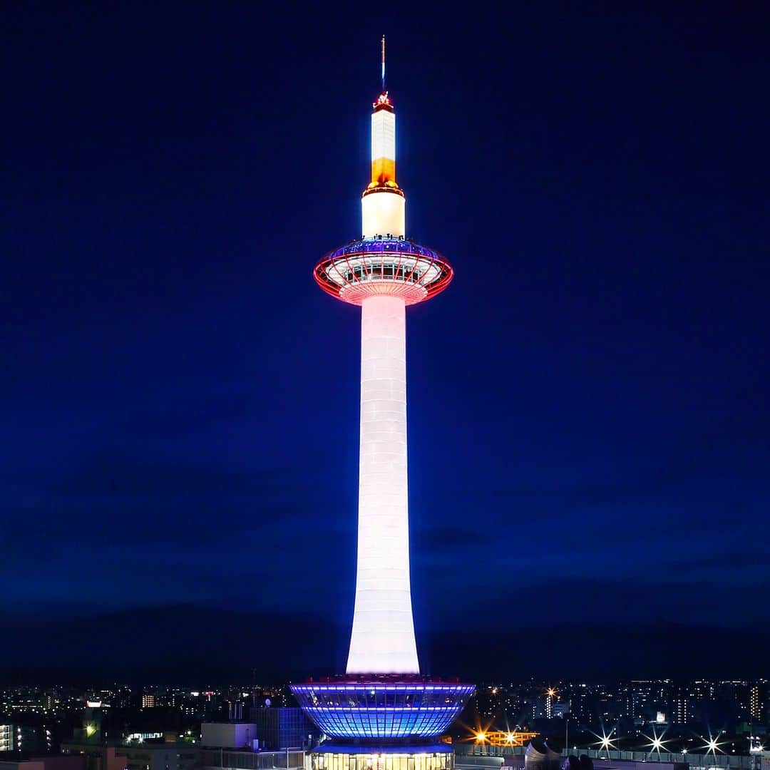 のインスタグラム：「※ 【毎月16日 DO YOU KYOTO？】  毎月16日はDO YOU KYOTO？デー(環境に良いことをする日)として、塔体照明をライトダウン(20:00～22:00)いたします🌙  ※上記以外の日没～20:00/22:00～24:00は、ホワイト(通常色)にライトアップいたします。  環境にいいことを、できることから始めませんか😊  DO YOU KYOTO？とは・・・・☘ 京都市では、京都議定書が発効した2005年2月16日にちなみ、毎月16日を「DO YOU KYOTO？デー」(環境に良いことをする日）としています。  「DO YOU KYOTO？デー」には、京都市全域で、通勤などにマイカーを使用しない「ノーマイカーデー」、屋外照明などの消灯を呼びかける「#ライトダウン 」、市内のレストランなどでろうそくやランプの灯りでディナーを楽しむ「京灯ディナー」などの取り組みを市民や事業者の皆さまと一緒に実施しています。  #京都 #環境保護 #写真好きな人と繋がりたい #京都タワーのある景色 #夜景 #夜景ら部 #夜景好き #そうだ京都行こう #京都旅行 #京都観光 #京都駅 #京都塔 #京都カメラ部 #kyoto #kyototower #japan #travel #instagood #discoverjapan #beautiful #nightview」