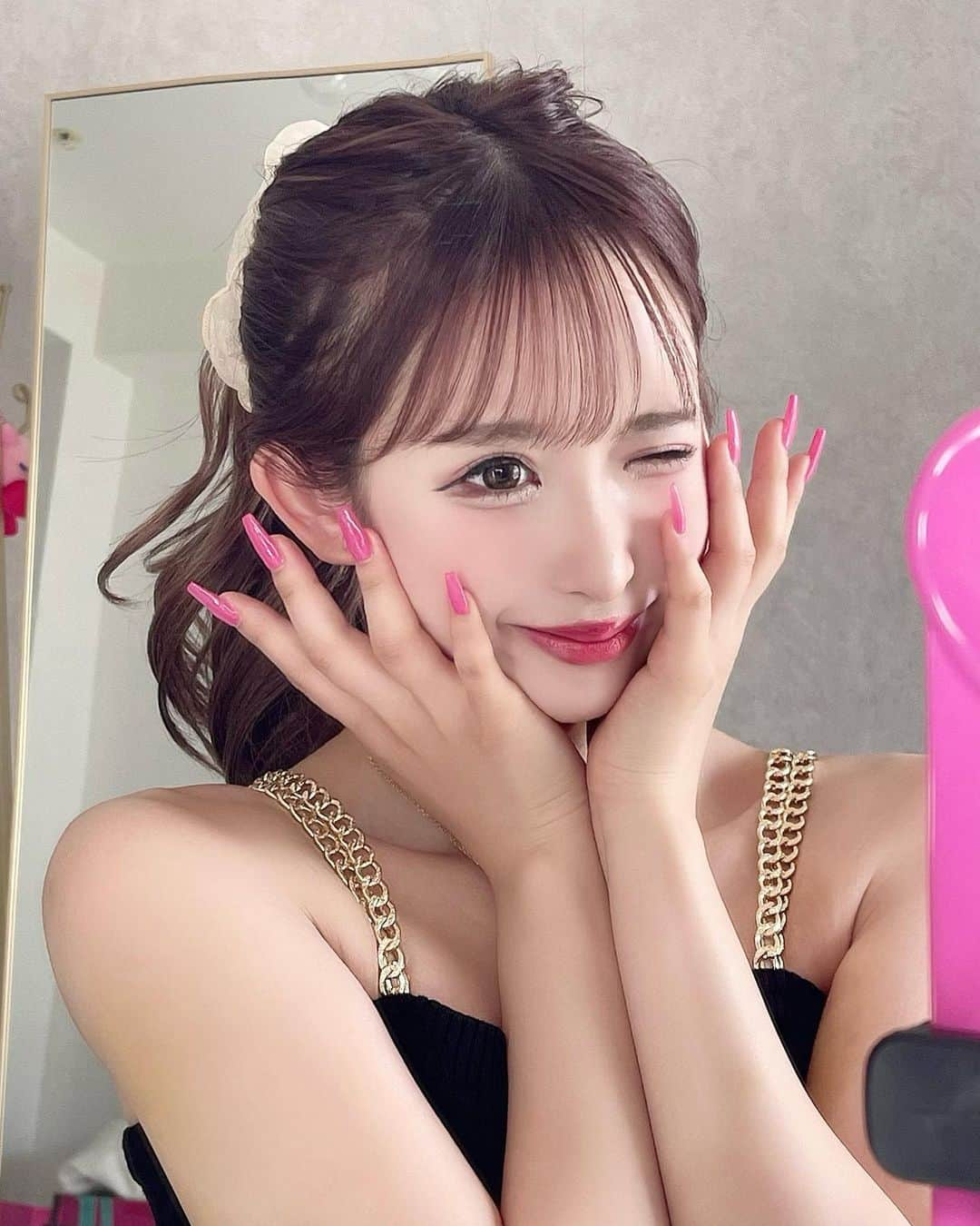 伊藤桃々さんのインスタグラム写真 - (伊藤桃々Instagram)「newnail🎀💕💓💗  久しぶりのワンカラー🐰」5月16日 17時45分 - __peachstagram__