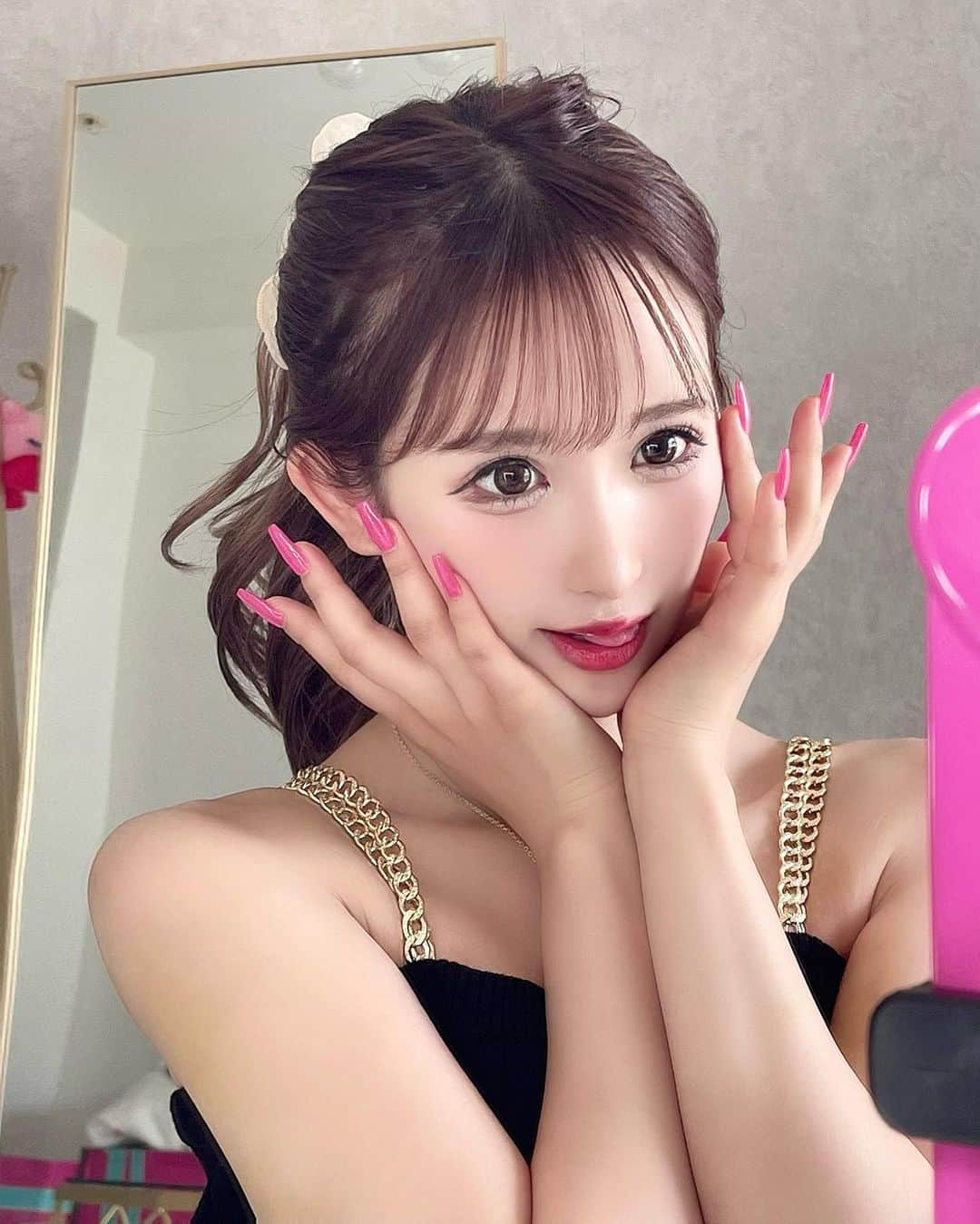 伊藤桃々さんのインスタグラム写真 - (伊藤桃々Instagram)「newnail🎀💕💓💗  久しぶりのワンカラー🐰」5月16日 17時45分 - __peachstagram__