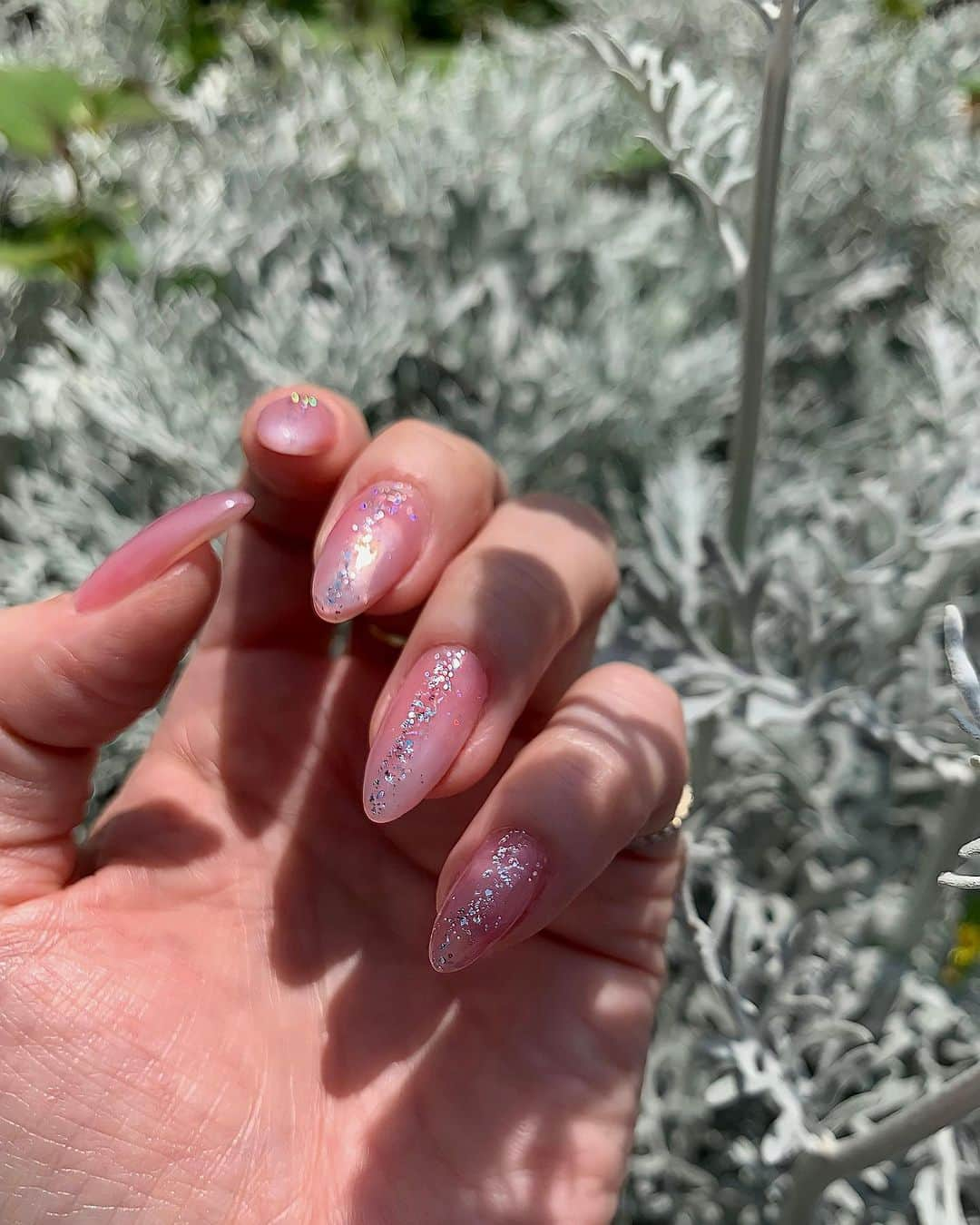 山崎みどりさんのインスタグラム写真 - (山崎みどりInstagram)「NEW self nail💅🏻  たまにはかわいく..w  gradation＆glitter ────────────────────────── #instagood #photooftheday #セルフネイル#selfnail #instadaily #💅🏻 #nailstagram #instanail #nailswag #nails #nail #gelnail #nailart #art #ネイル #ジェルネイル #ネイルアート#naildesigns #네일 #젤네일 #美甲 #指甲 #光疗甲#mirrornails  #春ネイル  #midorinail#シンプルネイル  #ネイルデザイン」5月16日 17時47分 - midori_yamasaki_