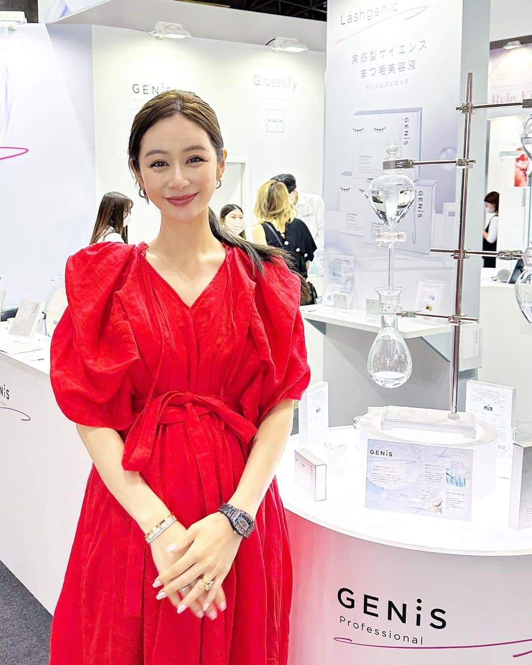 Reikaのインスタグラム：「@genis.official で　@beautyworldjapanofficial に出展✨ 自社で出展するの初めてだったのでとってもドキドキしました。 ケイジパパと今日は行ってきました🦁  質問が多い大好評だったワンピースは　@mylan_official です✨  色んな方に会えて嬉しかった🥹 お腹が大きくてあまり動けず、長く皆様とお話できたりすることはできなかったけど💦  ピカピカに肌を仕上げるために1日2回　イナズマスクを⚡️ お陰様で妊娠でむくむくしてたお顔がシュッと少しなって肌も艶々になりました🥺  明日までだね✩︎⡱ 後一日よろしくお願いします💕💕 頑張ってくれてる可愛くて優秀なスタッフにも感謝🙏🙏」