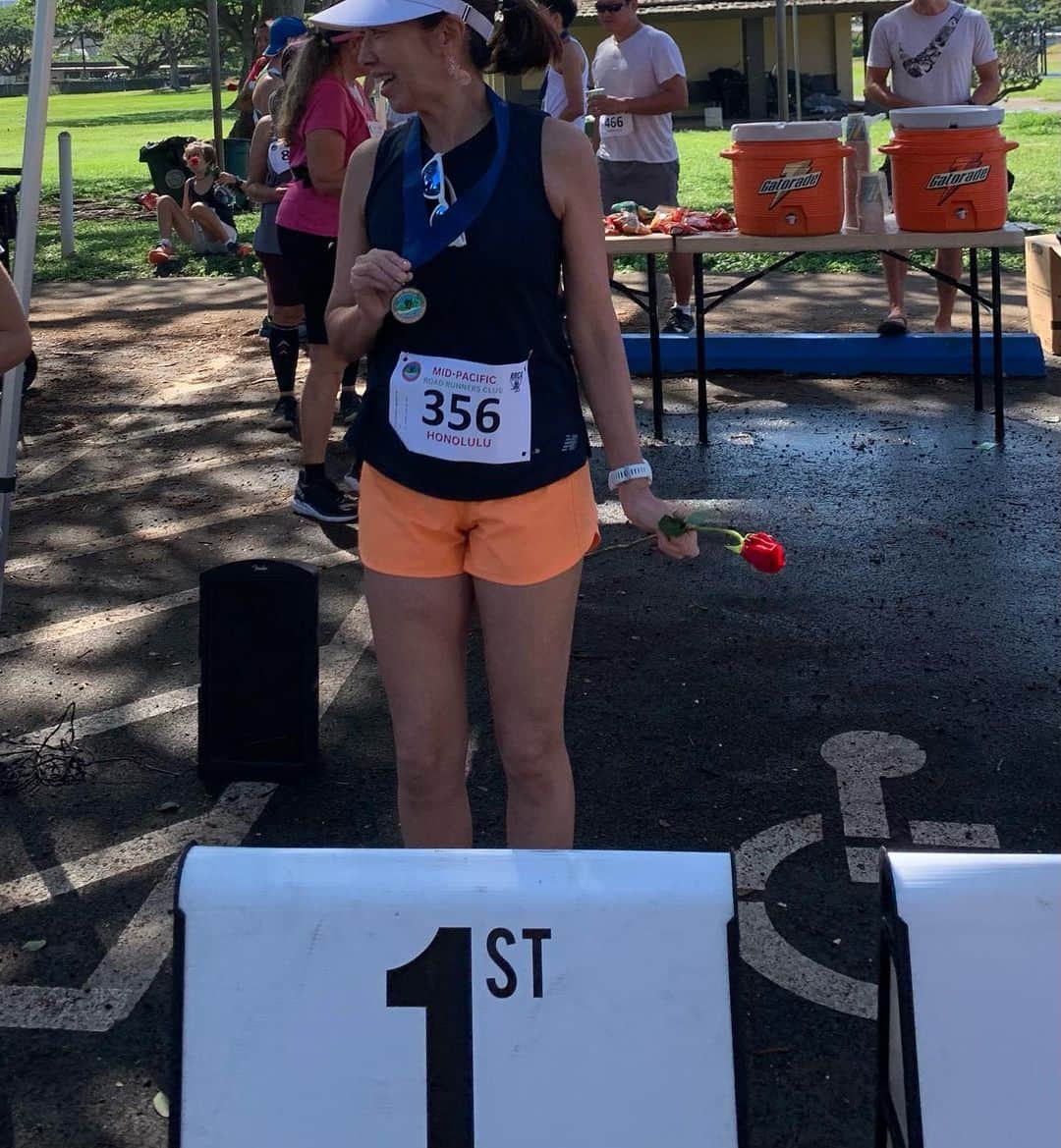飯島寛子さんのインスタグラム写真 - (飯島寛子Instagram)「Mothers Day 10k. 暑い時間走り慣れてなくてバテバテ！ 公園の門が6時になっても開かないとうハプニングがあり。 ハワイだなー1時間遅れてスタートととなっても誰も怒ったりしない！ 日本から2泊で来て時差ボケの中での10k! YotaとArisaは、Good job!! #ハワイライフ　#ハワイを走ろう #saucony」5月16日 17時48分 - hirokoiijima
