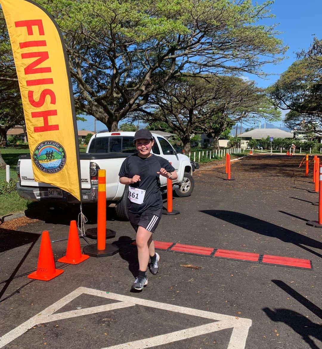 飯島寛子さんのインスタグラム写真 - (飯島寛子Instagram)「Mothers Day 10k. 暑い時間走り慣れてなくてバテバテ！ 公園の門が6時になっても開かないとうハプニングがあり。 ハワイだなー1時間遅れてスタートととなっても誰も怒ったりしない！ 日本から2泊で来て時差ボケの中での10k! YotaとArisaは、Good job!! #ハワイライフ　#ハワイを走ろう #saucony」5月16日 17時48分 - hirokoiijima