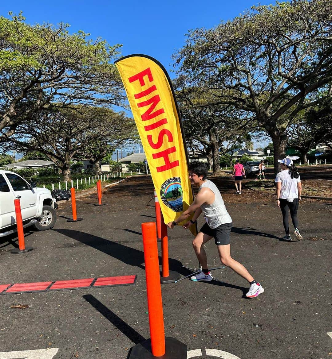 飯島寛子さんのインスタグラム写真 - (飯島寛子Instagram)「Mothers Day 10k. 暑い時間走り慣れてなくてバテバテ！ 公園の門が6時になっても開かないとうハプニングがあり。 ハワイだなー1時間遅れてスタートととなっても誰も怒ったりしない！ 日本から2泊で来て時差ボケの中での10k! YotaとArisaは、Good job!! #ハワイライフ　#ハワイを走ろう #saucony」5月16日 17時48分 - hirokoiijima