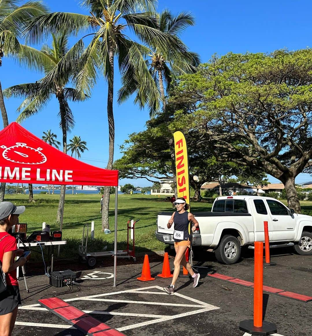 飯島寛子のインスタグラム：「Mothers Day 10k. 暑い時間走り慣れてなくてバテバテ！ 公園の門が6時になっても開かないとうハプニングがあり。 ハワイだなー1時間遅れてスタートととなっても誰も怒ったりしない！ 日本から2泊で来て時差ボケの中での10k! YotaとArisaは、Good job!! #ハワイライフ　#ハワイを走ろう #saucony」