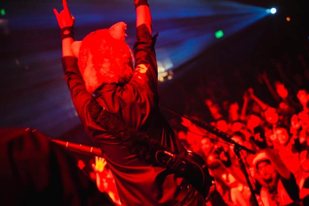 Man With A Missionさんのインスタグラム写真 - (Man With A MissionInstagram)「Los Angeles you guys were just god damn amazing  rad!!!  #manwithamission #wolvesonparade #losangeles #regenttheatre #mwam」5月16日 17時49分 - mwamofficial