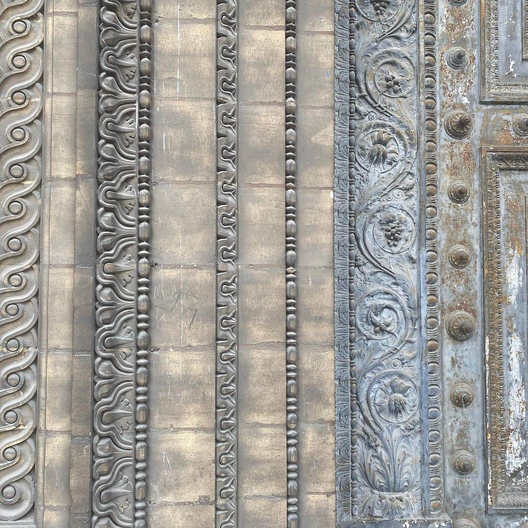 アデルさんのインスタグラム写真 - (アデルInstagram)「Old decayed door of église Madeleine. #oldthings #inspiration #paris」5月16日 17時50分 - ader_eri