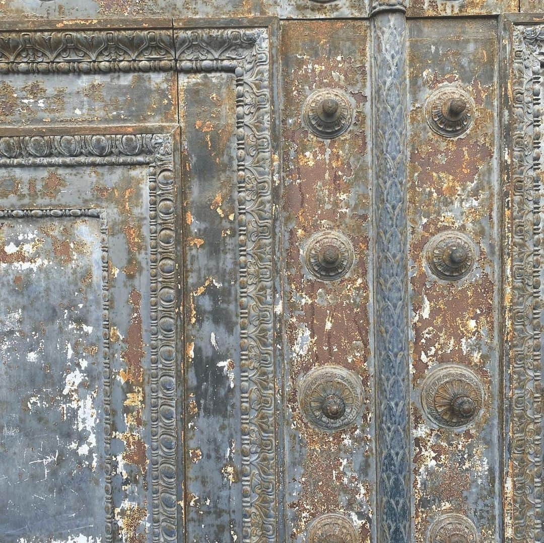 アデルのインスタグラム：「Old decayed door of église Madeleine. #oldthings #inspiration #paris」