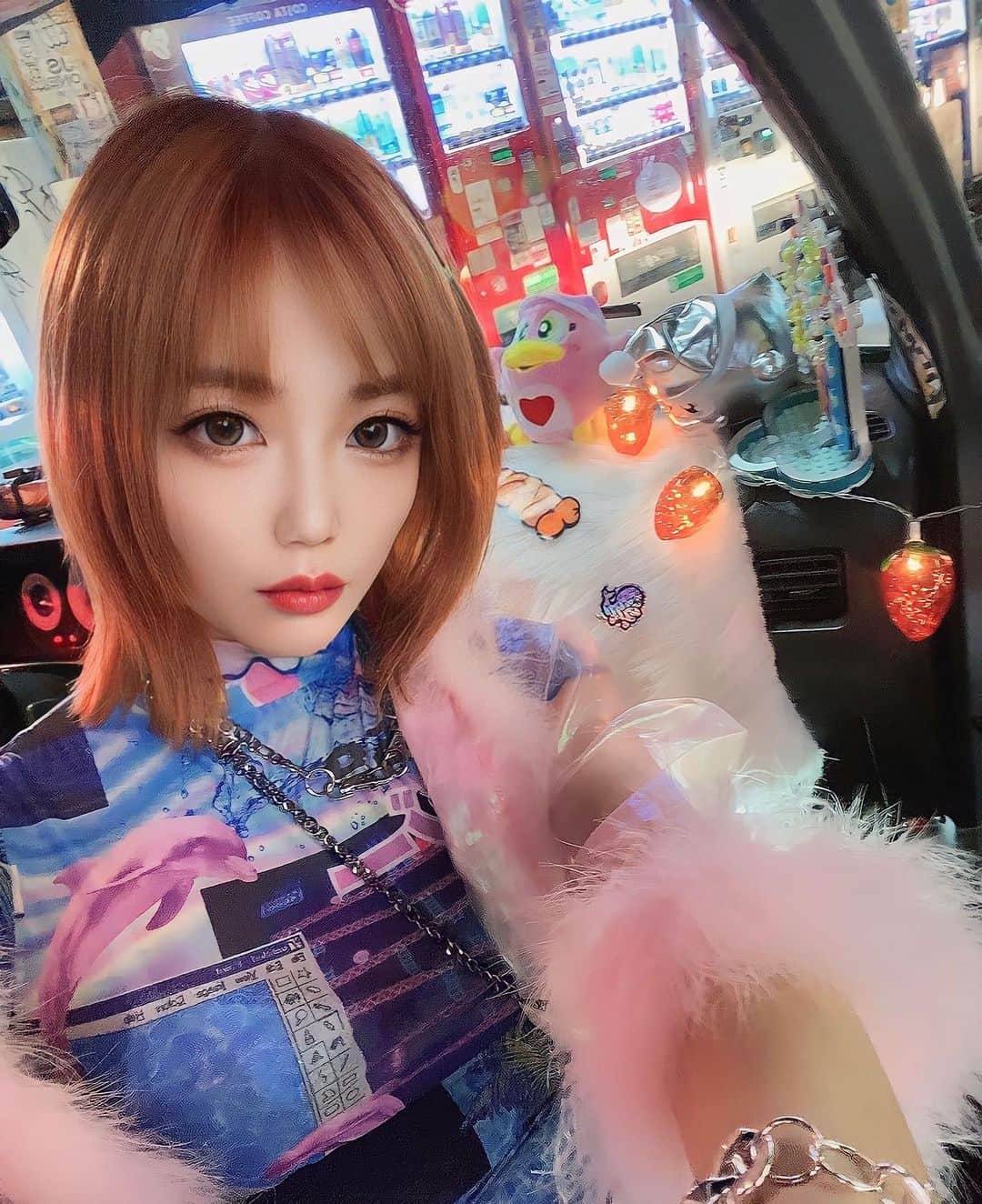 あさちるのインスタグラム：「2年前くらいのだしてない写真出てきたので🫶🐧 ネオギャルな撮影したやつ 懐かしい🫶 Y2K先取り💗  #shibuya #y2k  #y2kファッション  #y2kfashion  #orangehair  #ボブアレンジ」