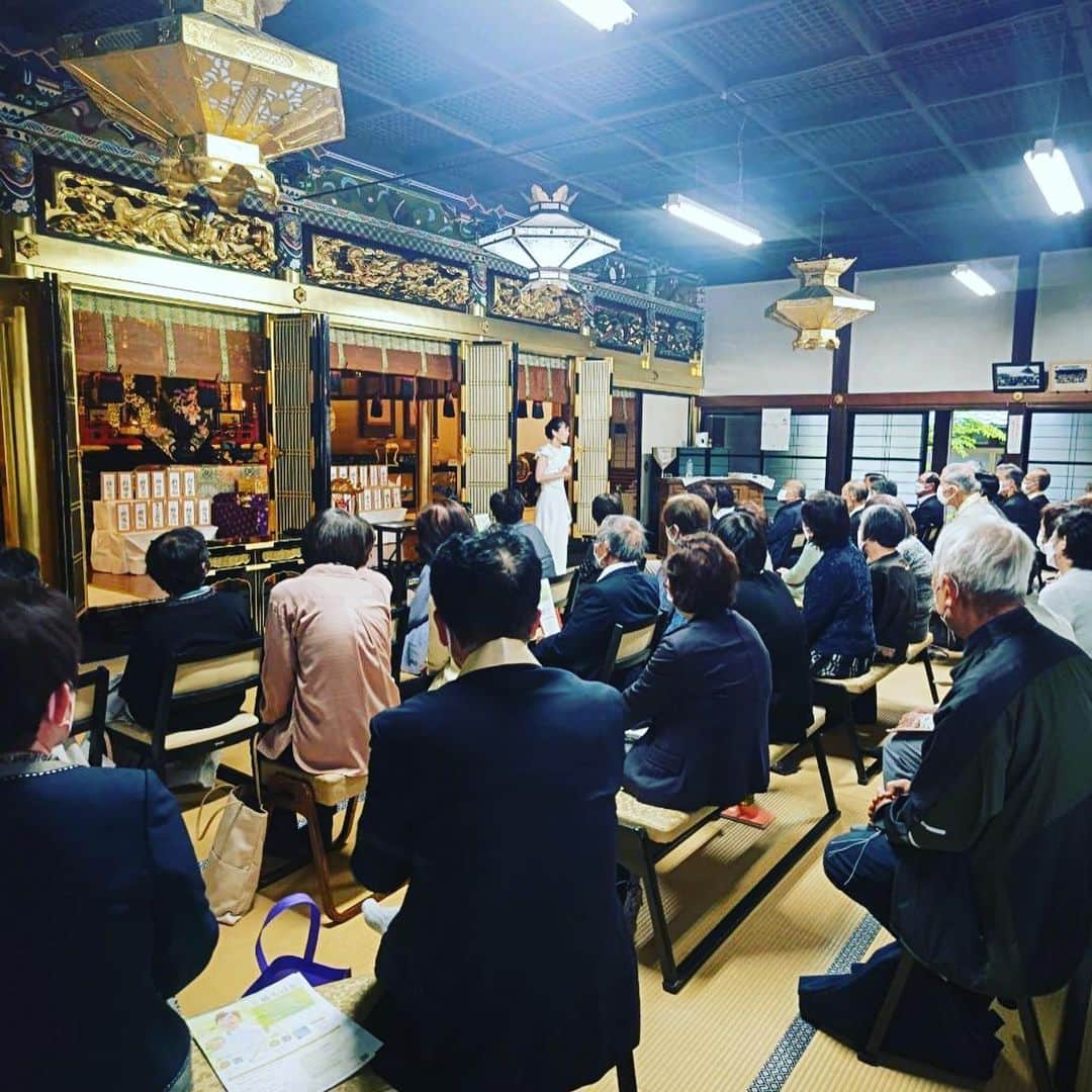 玉城ちはるのインスタグラム：「【 兵庫県　浄土真宗　南宗寺さん  @nanshiuji 】  御住職のありがたい法話のあとに  毒蝮三太夫さんばりのトークをずっとお父さんお母さん達が大笑いしながら聞いてくれました。  終わって物販ではCDも完売し、  「明日が主人の命日で本当に涙の出る歌声でした」と 声をかけてくださる女性もいらっしゃいました。  家族相談士、アカンパニーサポーターとして 本格的にLINE相談だけでなく 公務員の方に向けての　セルフメンタルケア研修の講師をして 相談業務も本格的になってきました。  私が笑いも大切にしているのは  大切な気持ちを皆さんに話していただくためにも 笑いが場を心を和らげ、包み、思わずふっと笑って  解けた瞬間に　吐き出せてしまう思いもあるのだと私は信じています。  今回急遽お呼び頂いたのですが  めちゃくちゃボウモリ様と仲良くなりました笑 御住職もすごく面白い方で^_^  参加者の方と2回も優しさ貯金ゲームをしたのは今回が 初めてでした^_^  皆さんありがとうございました^_^  #南宗寺」