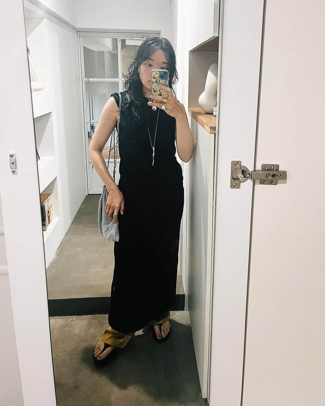 野村仁美のインスタグラム：「黒のノースリワンピlover🫶  ひたすら着心地良すぎるパイル生地ワンピは  @amerivintage × MILLER のコラボのワンピです🌿  伸縮性もありこのまま眠れそうな心地よさです。 saharaのアームボレロと合わせても可愛かった🫶  こんな夏日に、 最近はニットマフラーとカーディガン作ってる💓(5.6枚目)  #amerivintage」