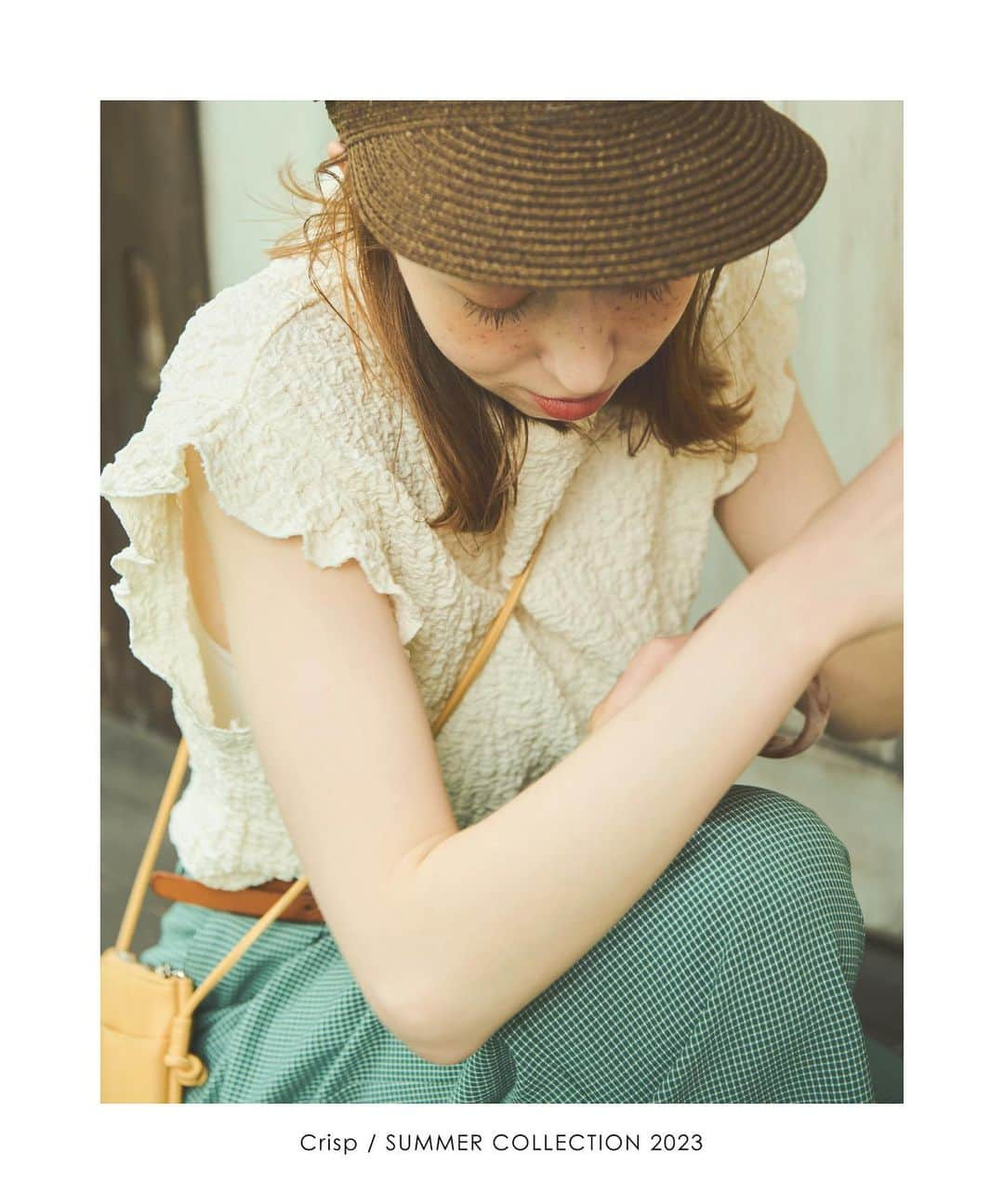 Crispさんのインスタグラム写真 - (CrispInstagram)「_ SUMMER COLLECTION 2023 #Casual   jacquard frill french blouse ￥5,390 taxin green / light gray / white (6月上旬入荷予定)   check wide pants ￥6,930 taxin brown / green (6月上旬入荷予定)  mini shoulder bag ￥3,630 taxin black / ivory / pink / yellow  thin leather belt ￥3,850 taxin brown / camel  marble bangle ￥3,190 taxin brown / green  #Crisp2023ss #Crisp_style #Crisp #クリスプ #c1R3215 #c2R3284 #c3wg3202 #cr_ジャカードフリルフレンチブラウス #cr_チェックワイドパンツ #cr_ミニショルダーバッグ」5月16日 20時00分 - crisp_official