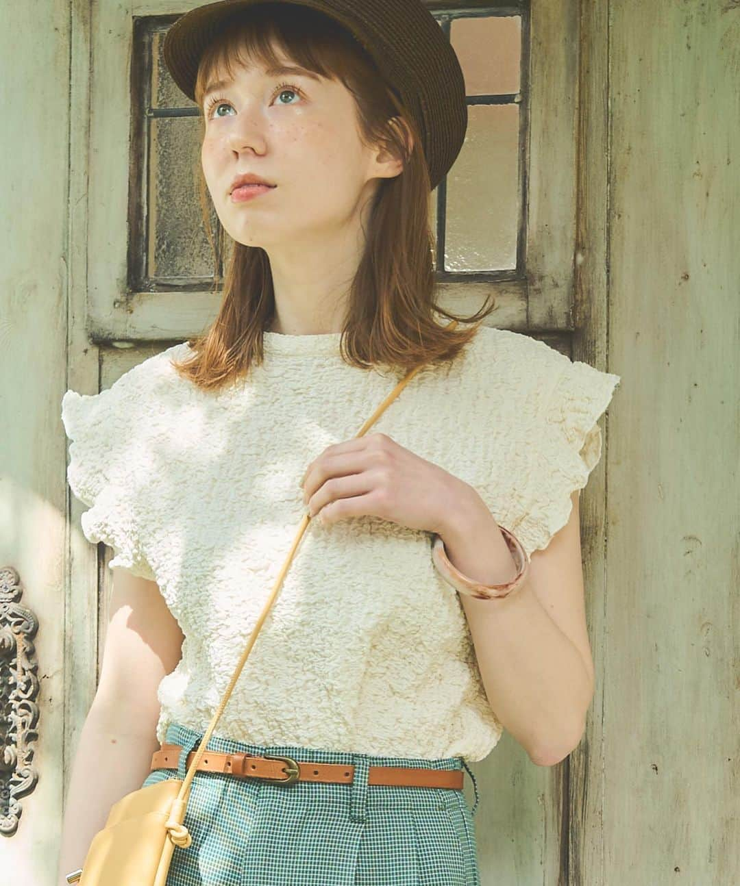 Crispさんのインスタグラム写真 - (CrispInstagram)「_ SUMMER COLLECTION 2023 #Casual   jacquard frill french blouse ￥5,390 taxin green / light gray / white (6月上旬入荷予定)   check wide pants ￥6,930 taxin brown / green (6月上旬入荷予定)  mini shoulder bag ￥3,630 taxin black / ivory / pink / yellow  thin leather belt ￥3,850 taxin brown / camel  marble bangle ￥3,190 taxin brown / green  #Crisp2023ss #Crisp_style #Crisp #クリスプ #c1R3215 #c2R3284 #c3wg3202 #cr_ジャカードフリルフレンチブラウス #cr_チェックワイドパンツ #cr_ミニショルダーバッグ」5月16日 20時00分 - crisp_official