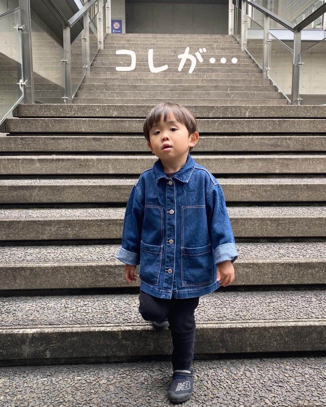 渡辺順子のインスタグラム：「スカしてる3歳児👦🏻 でもこの後…  はい。半目🙄からの。舌出し👅  半目と舌出しスタイルは通常運転www カメラロールコレばっかり😂  表現力？なのかなんなのか 変顔に変な動きと 日々バリエーションが増えてってる今日この頃🤣  ちなみに。 先週末の母の日に自分には🎁が無くて いおまる悔し泣きしましたw 子どもの感受性面白いなぁ～www  母の日や父の日のプレゼントには 時期が違うけど 親に🎁して喜ばれたのが OKURUのフォトカレンダー🗓  月が終わったら 写真の部分だけ残して飾れるんだよね  数字が書けるようになったら "子どもの手書きの数字"バージョンのカレンダーを 贈ってあげたいな～✐☡⋆｡˚✩  #半目グラム #半目シリーズ #半目のプロ #3歳コーデ #3歳おとこのこ #おとこのこコーデ #zarakids #おとこのこのママ #母の日🌹 #okuruカレンダー #フォトカレンダー」