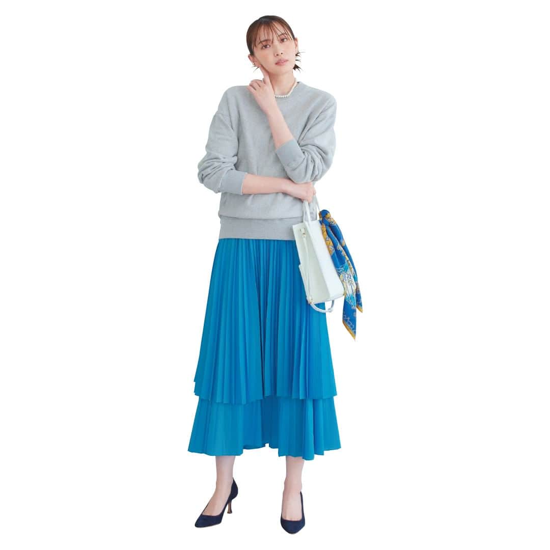 BAILAさんのインスタグラム写真 - (BAILAInstagram)「【#BAILA今日のコーデ この着こなしが好き！と思ったら、コメントに❤️をください】  きれい色のプリーツスカートを合わせれば、ラフなスウェットだってよそゆきに💙  デスクワークも快適なスウェットは、ブルーのダブルプリーツスカートとのコンビで一発逆転エレガントに。顔映えネックレスやきれいめパンプスで背すじが伸びるスウェットスタイルに昇華☕  sweat @bmingbybeams_official skirt @1er_arrondissement  ------------------------ #BAILA6月号 掲載 #宮田聡子 さん　@miyatasatoko  #スウェット #スウェットコーデ #スカート #スカートコーデ #プリーツスカート #ブルー #ブルースカート #毎日コーデ #今日のコーデ #通勤コーデ #コーディネート #コーデ #今日の服 #バイラ #ootd #coodinate #fashion #instafashion #BAILA  #bailafashion #baila_magazine」5月16日 18時00分 - baila_magazine
