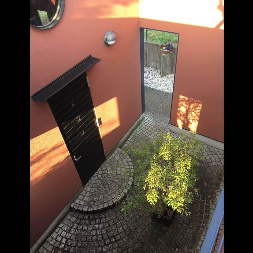 新進建設さんのインスタグラム写真 - (新進建設Instagram)「細長い敷地に建つガレージハウス。 ガレージと本宅の間に小さな石畳みのパティオ（中庭）を設けました。 スリットの日差しが日時計のように中庭の壁を移ろいます。 プライバシーと光と風通しを両立する中庭のデザインです。  詳しい情報は プロフィールからHPへ ▶︎ @shinshinhomes -------------------------- 住まいに個性を #新進建設 新築戸建 リフォーム/リノベーション  ご質問ご相談等はDM・コメントへ お気軽にお申し付けください --------------------------  #新進 #新築戸建て #注文住宅 #工務店 #秦野市 #平塚市 #小田原市 #ガレージハウス #中庭 #暮らしを楽しむ家づくり」5月16日 18時00分 - shinshinhomes