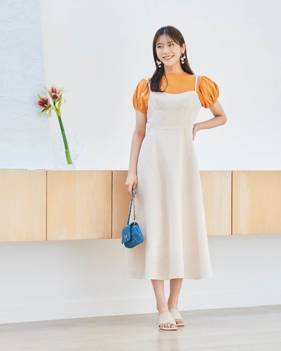 NATURAL BEAUTY BASICのインスタグラム：「貴島明日香さんが素敵に着こなしてくださった 初夏の新作webカタログ、第1弾が大好評公開中♡  ■ギャザースリーブニット ¥6,930 tax in size:FR color:クロ/グレージュ/オレンジ #0173270640  ■ジャガードビスチェワンピース ¥13,970 tax in size:M/PS color:クロ/エクリュ #0173140580  ---------------------------  Classic×Comfort Feat.Asuka Kijima  NBBから初夏を感じさせる NEWコレクションをデリバリー。 ボウタイブラウスにバイカラーのアンサンブルetc. シックなクラシカルアイテムと、 リラクシーなロングワンピやワイドパンツ… 対極的なテイストを融合させた、 フレッシュなスタイリングに注目です。  詳しくは @naturalbeautybasic_official プロフィールのURLより webカタログをチェック♪  #貴島明日香 さん #オレンジニット #ニット #キャミワンピ #ジャガードワンピース #初夏コーデ #夏コーデ #お出かけコーデ  #オフィスコーデ #オフィスカジュアル #通勤コーデ #大人可愛い #カラーコーデ  #着回しコーデ #きれいめカジュアル  #ベーシックコーデ #ベーシック #ナチュラルコーデ #トレンドスタイル #シンプルコーデ #ナチュラルビューティーベーシック #naturalbeautybasic」