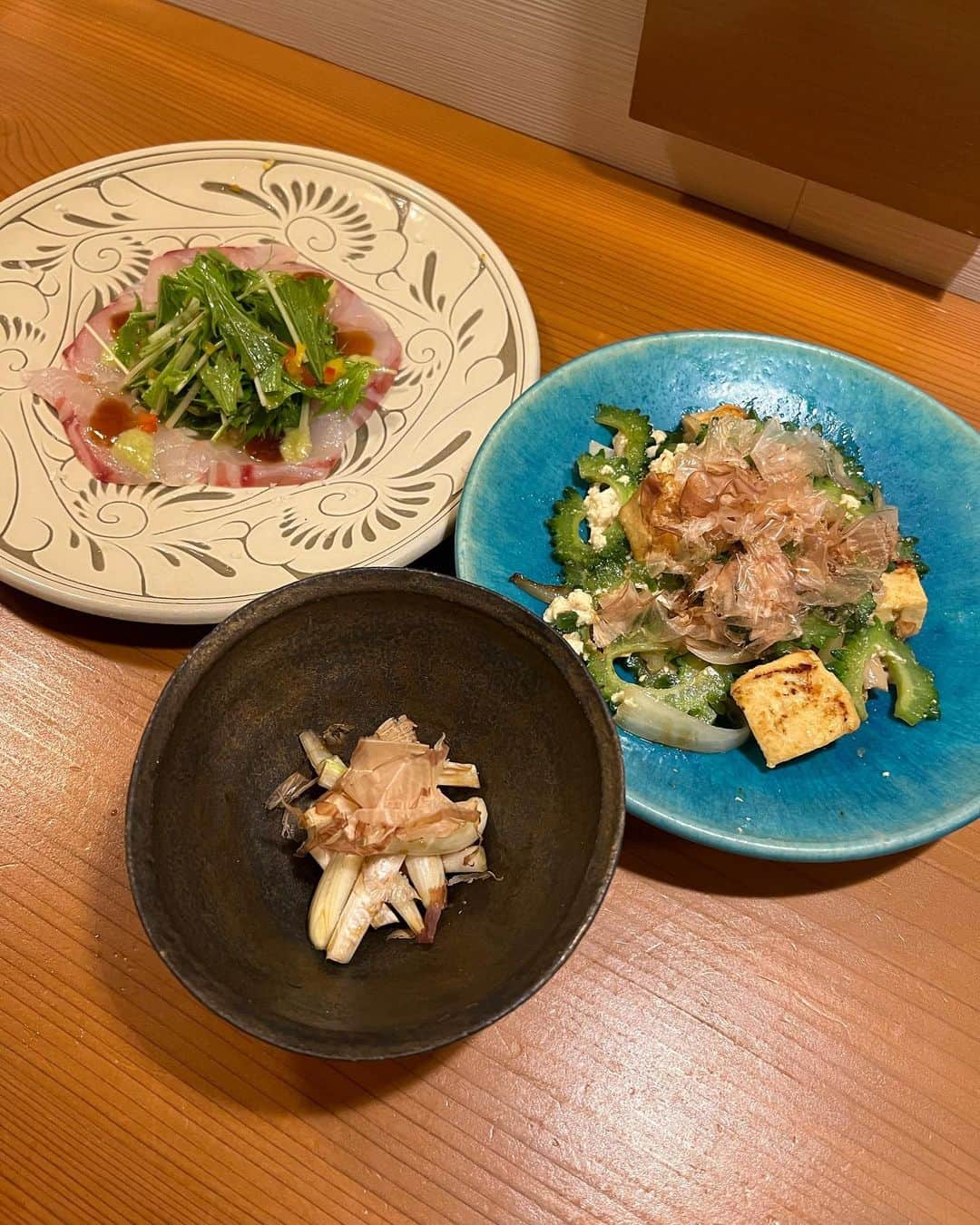 安藤絵里菜のインスタグラム：「・ 私が沖縄本島で1番好きなご飯屋さん🥰 今年1月にも来店したんだけど、今回は2ヶ月前くらいに予約取って再来店。笑  ・なにを食べても美味しい‼︎‼︎‼︎‼︎ ・コスパがいい ・提供が早い ・店員さんの人柄が素敵 ・器やインテリアがお洒落 ・100%の季節のフレッシュジュースが飲める🍹 ・トイレが綺麗(大事だよね？笑)  ゴーヤチャンプルは、過去食べた中で1番の美味しさでございました🥹  #沖縄#沖縄グルメ#沖縄居酒屋#那覇#沖縄旅行#沖縄カフェ」