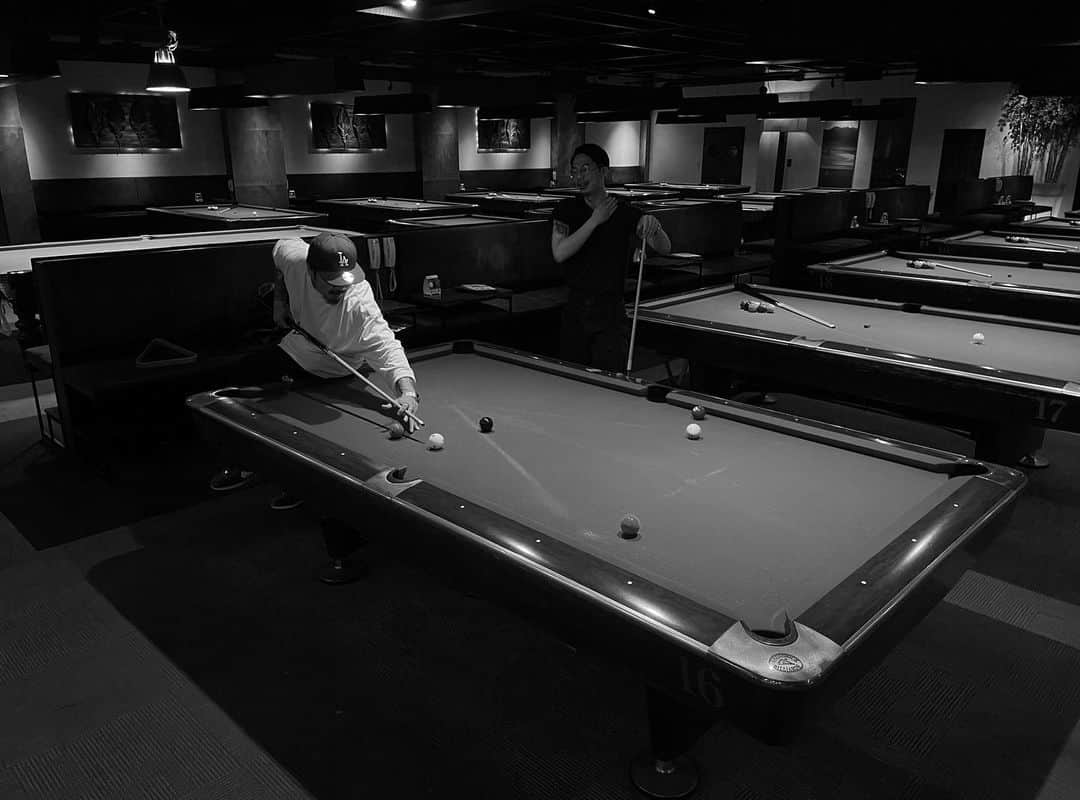 福永浩平のインスタグラム：「小4からビリヤードやってます🎱 実力は並です」