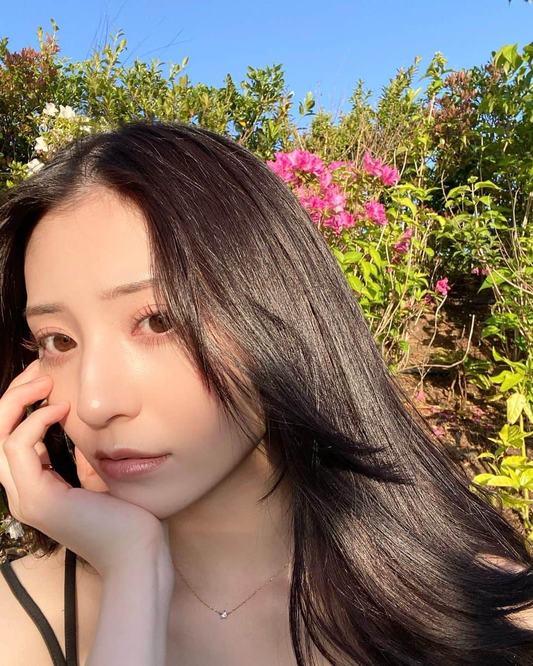 吉井美優のインスタグラム：「． 最近お気に入りのコスデコの薬用化粧水🧖🏻‍♀️🚿 コスメデコルテ　イドラクラリティ 薬用 トリートメント エッセンス ウォーター ［医薬部外品］  独自成分「美肌糖*」が配合されていて 透明感のあるお肌を叶えてくれるみたい ！ 透き通る素肌になれるってまさに理想 🪽✨  さらに消炎有効成分が肌あれやニキビ、 日やけ後のほてりも防いでくれるんだって ！ みずみずしくさらっとしたテクスチャーだから これからの季節にもオススメ 💠  今なら先着でサンプルがもらえるらしい！ 気になる方は @decorte_official の ハイライトをチェックしてみて下さい ✍🏻  *美肌糖〔異性化糖・チョウジエキス・ヨモギエキス〕・グリセリン（保湿）  #コスメデコルテ#イドラクラリティ #薬用化粧水#美肌糖#透明感#decorte_pr」