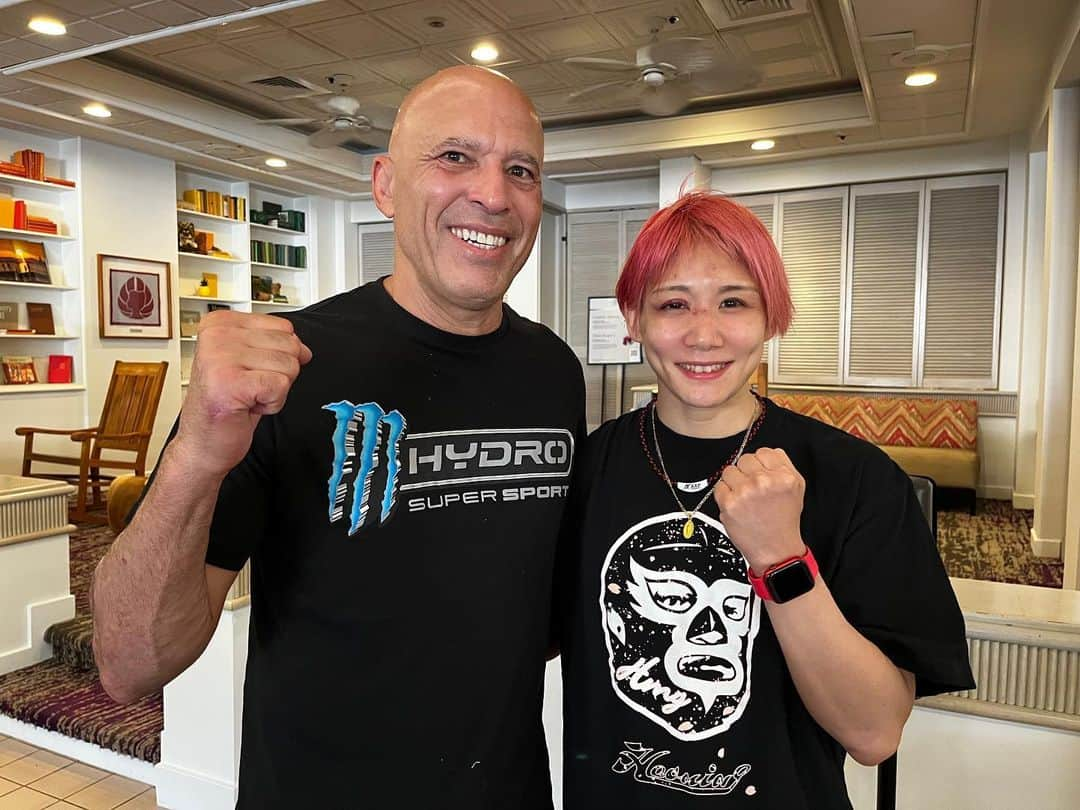 渡辺華奈さんのインスタグラム写真 - (渡辺華奈Instagram)「. Bellatorの試合後、ホテルでホイスグレイシーさんに遭遇。 写真撮って頂きました📷✨ . . #RoyceGracie さん #legend #グレイシー柔術  #柔術 #jiujitsu  #mma #mmafighter #総合格闘技 #女子格闘家 #筋肉女子」5月16日 18時04分 - kana_0821