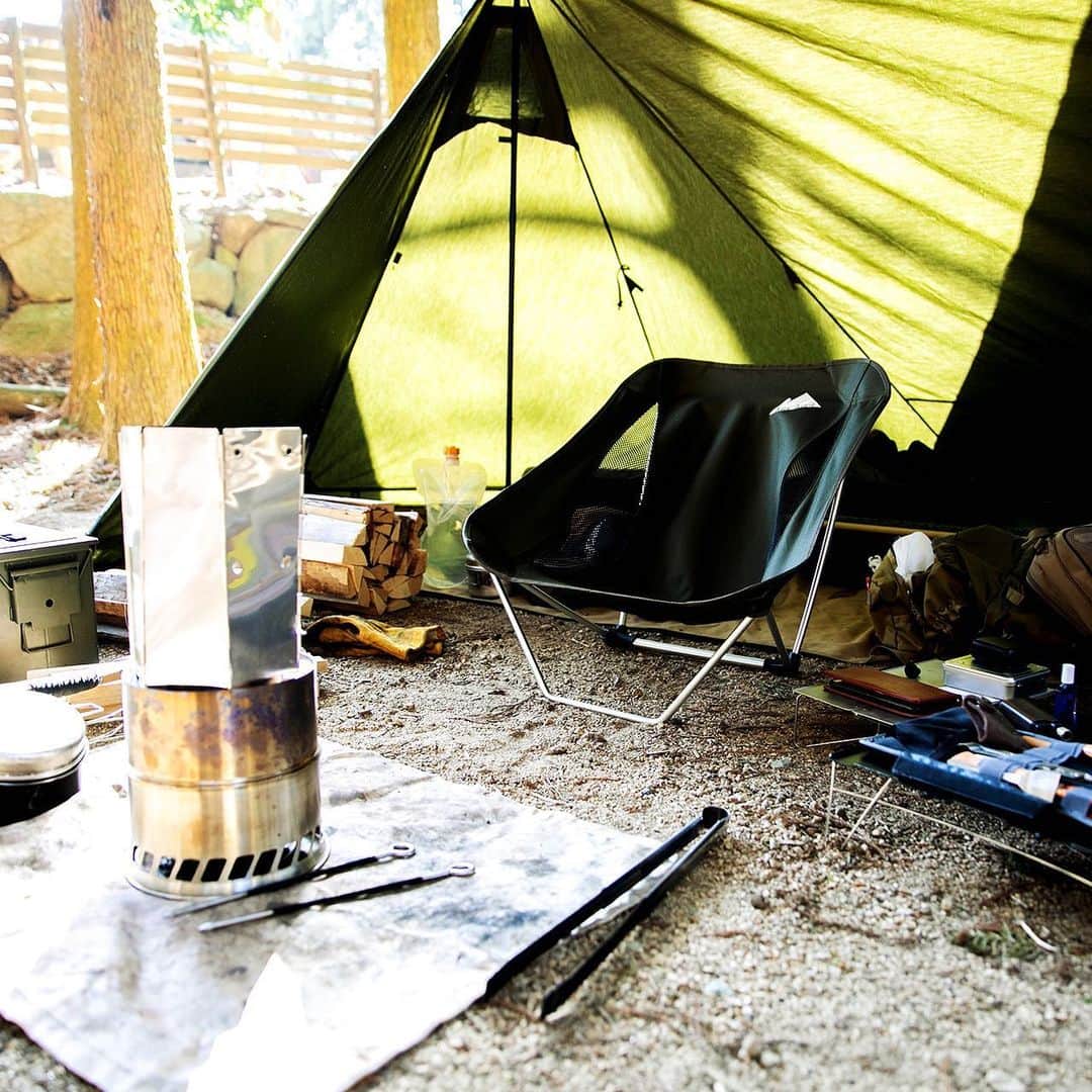 キャンプ情報サイト［ランタン］さんのインスタグラム写真 - (キャンプ情報サイト［ランタン］Instagram)「CAMP SMILE STYLE ／ ワンティグリスのテントがソロキャンの相棒！ 時の流れを忘れて過ごす ＼ いろんなキャンパーのキャンプスタイルを現地取材と一般キャンパーからの投稿で数多く掲載してます。 . . 詳しくは @lantern.camp webサイトをご覧ください . . #camp #camping #camplife #outdoor #travel #trip #lantern_smile #キャンプ #キャンプ用品 #アウトドア #テント #自然 #旅行 #キャンプ初心者 #キャンプ好きな人と繋がりたい #アウトドア好きな人と繋がりたい #camper #外遊び #キャンプスタイル #かぶとの森テラス #ソロキャンプ #ソロキャン #OneTigris #ワンティグリス #Husqvarna #手斧 #焚き火台」5月16日 18時07分 - lantern.camp