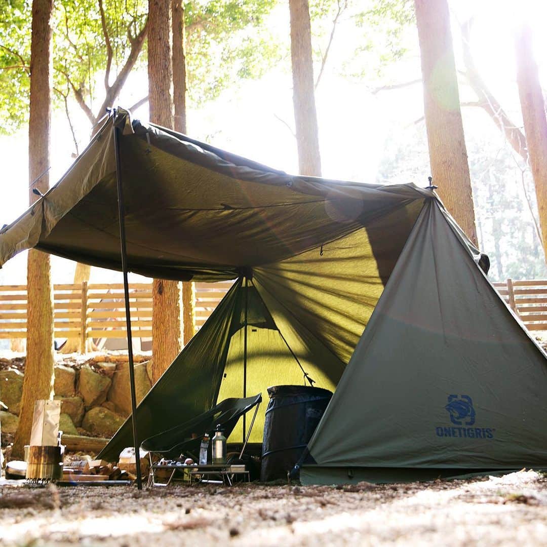 キャンプ情報サイト［ランタン］さんのインスタグラム写真 - (キャンプ情報サイト［ランタン］Instagram)「CAMP SMILE STYLE ／ ワンティグリスのテントがソロキャンの相棒！ 時の流れを忘れて過ごす ＼ いろんなキャンパーのキャンプスタイルを現地取材と一般キャンパーからの投稿で数多く掲載してます。 . . 詳しくは @lantern.camp webサイトをご覧ください . . #camp #camping #camplife #outdoor #travel #trip #lantern_smile #キャンプ #キャンプ用品 #アウトドア #テント #自然 #旅行 #キャンプ初心者 #キャンプ好きな人と繋がりたい #アウトドア好きな人と繋がりたい #camper #外遊び #キャンプスタイル #かぶとの森テラス #ソロキャンプ #ソロキャン #OneTigris #ワンティグリス #Husqvarna #手斧 #焚き火台」5月16日 18時07分 - lantern.camp