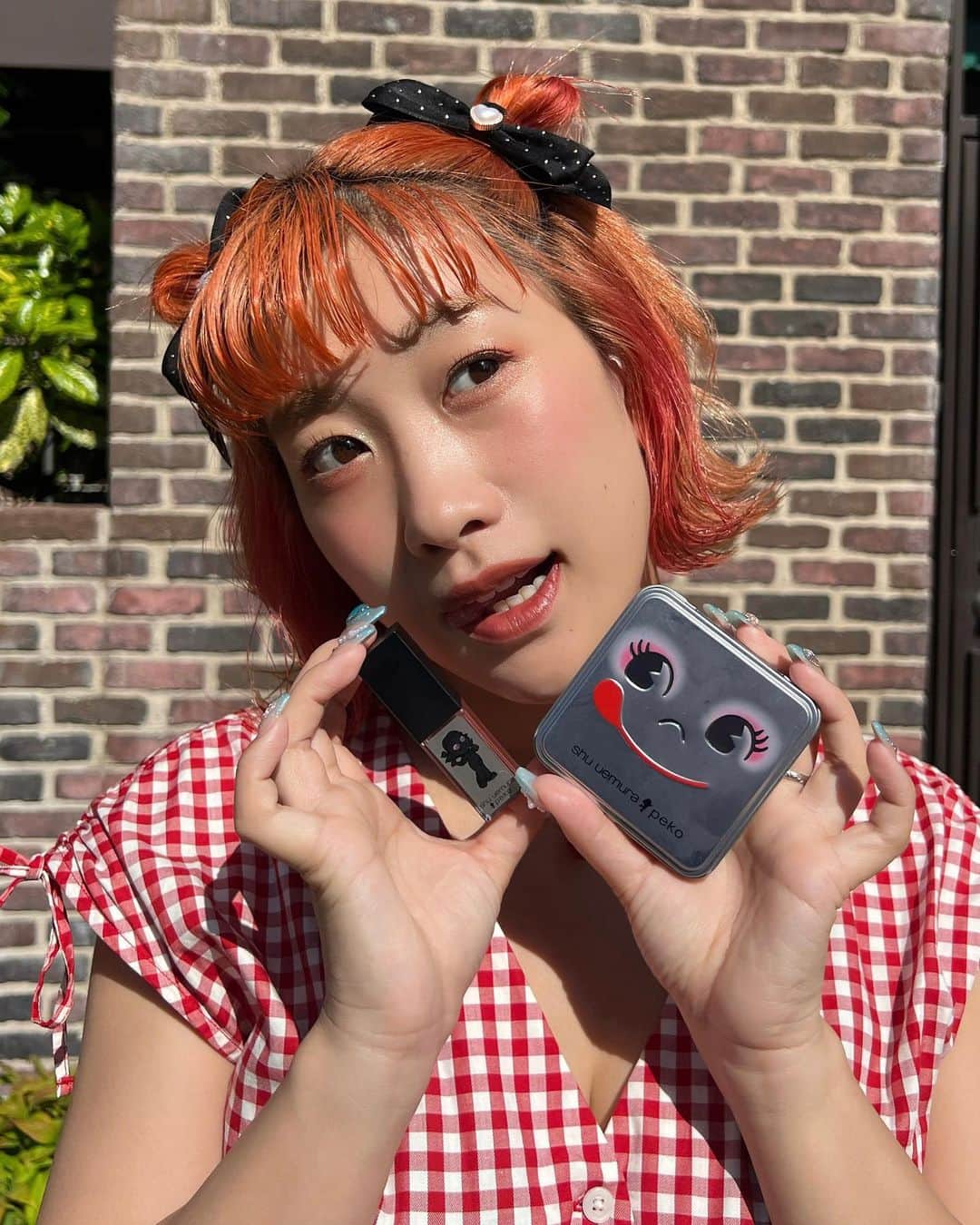 HANAのインスタグラム：「🍭🧁🩷🌈🫧  新しいコレクションでダイスキな⋆⸜♡⸝‍⋆ シュウ ウエムラとペコちゃんのコラボ が登場するみたいっっ🧏‍♀️🩷  パッケージもかわいくてメイクしながら ルンルンな気持ちになったよ🤭🧁🫧  ミルクキャンディーみたいな甘いかおりがして🍬 アイシャドウもトレンドカラーで 黄色💛のラメがキラキラでかわいくてお気に入り😋  ペコちゃんのパッケージもカラーも ペコ コレクションの限定だって🩷🫧ほんとかわいい🩷  みんなでペコちゃんメイクで楽しもう〜🧏‍♀️🩷✨  🍭 : @shuuemura   #シュウウエムラ #シュウウエムラペコ #peko #PR」