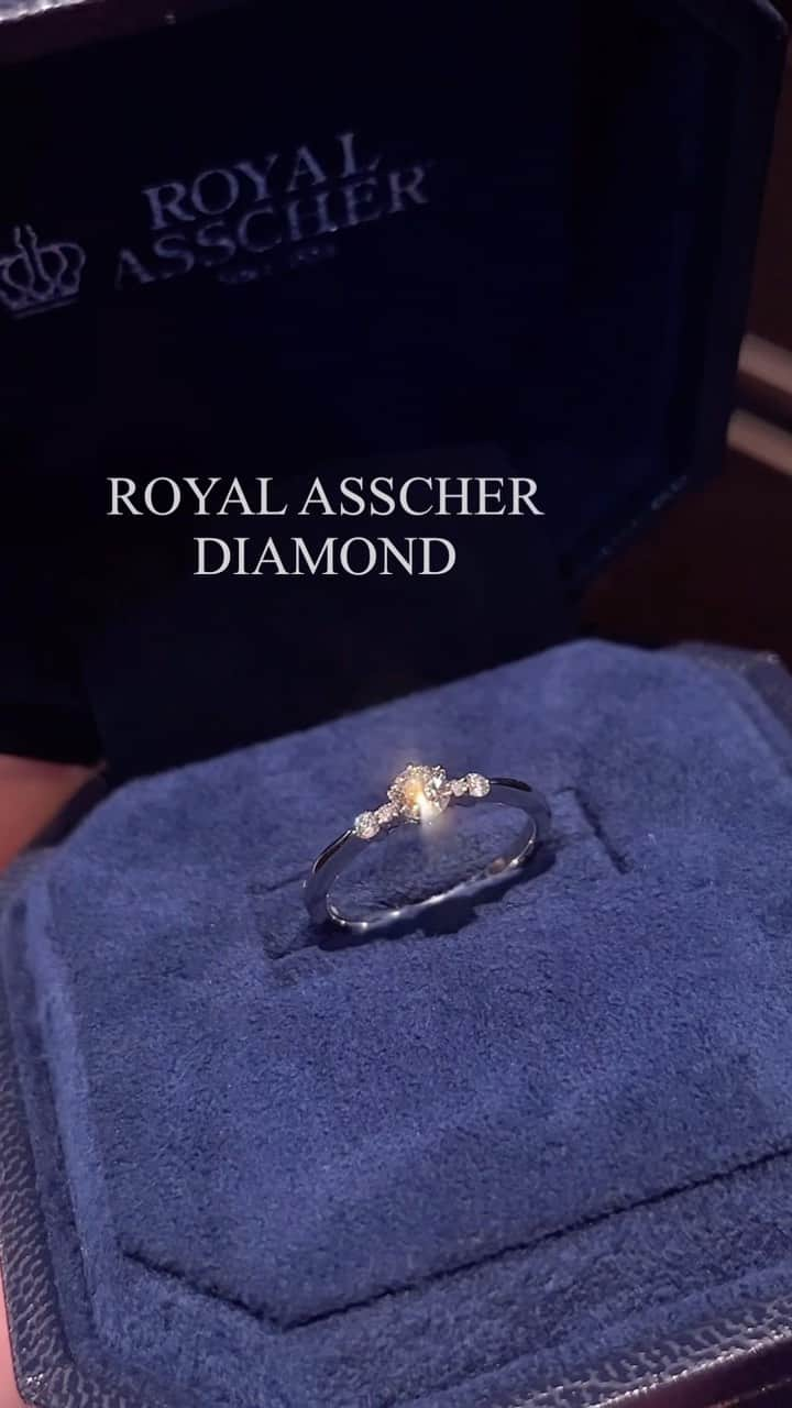 JKプラネット銀座.表参道.福岡|結婚指輪セレクトショップのインスタグラム：「💍ROYAL ASSCHER DIAMOND -ロイヤルアッシャー ダイヤモンド- 白く高貴な輝きを持つ、唯一無二のダイヤモンド💎 婚約指輪▷ERA814  ୨୧┈┈┈┈┈┈┈┈┈┈┈┈┈┈┈┈┈୨୧  🔽＠jkplanet.jewelry SHOP LIST🔽 JKPLANET 銀座本店 JKPLANET 銀座2丁目店 JKPLANET 表参道店 JKPLANET 横浜元町店 JKPLANET 大宮店 JKPLANET 名古屋栄店 JKPLANET 福岡天神店 JKPLANET 熊本上通店 JKPLANET 宮崎橘通り店 JKPLANET 鹿児島天文館  🔽 ROYAL ASSCHER DIAMOND 取り扱い店🔽 JKPLANET 銀座本店 JKPLANET 横浜元町店 JKPLANET 福岡天神店 JKPLANET 宮崎橘通り店 JKPLANET 鹿児島天文館店   ୨୧┈┈┈┈┈┈┈┈┈┈┈┈┈┈┈┈┈୨୧ #JKPlanet #JKプラネット #結婚指輪のセレクトショップ  #ROYALASSCHERDIAMOND #ロイヤルアッシャーダイヤモンド  #ROYALASSCHER #ロイヤルアッシャー  #結婚指輪 #婚約指輪　 #マリッジリング #エンゲージリング  #アムステルダム #オランダ #カッターズブランド  #ロイヤル #カリナン  #ブライダルジュエリー #ダイヤモンド  #結婚指輪探し #婚約指輪探し #指輪探し  #結婚指輪💍 #婚約指輪💍  #婚約指輪と重ね着け #結婚指輪と重ね着け  #重ね着け #プロポーズリング #サプライズプロポーズ」